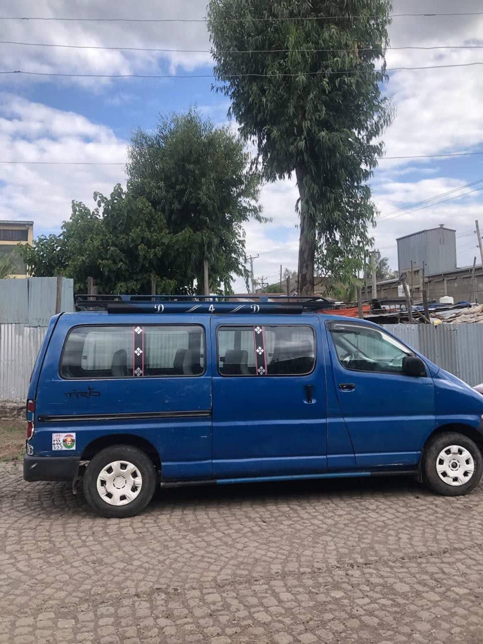 2000 Toyota HiAce Dolfin — photo 3