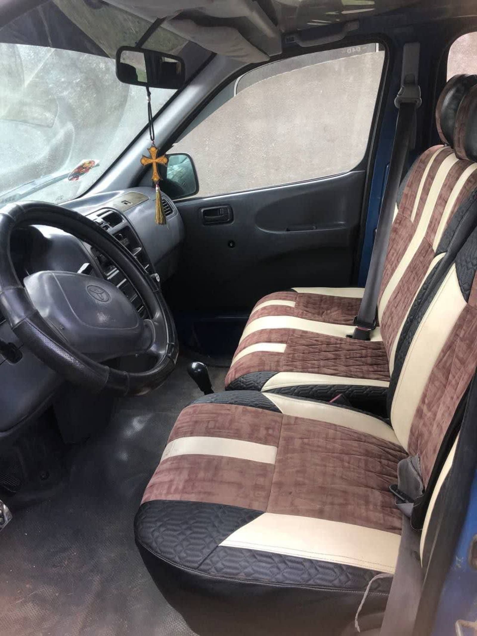 2000 Toyota HiAce Dolfin — photo 4
