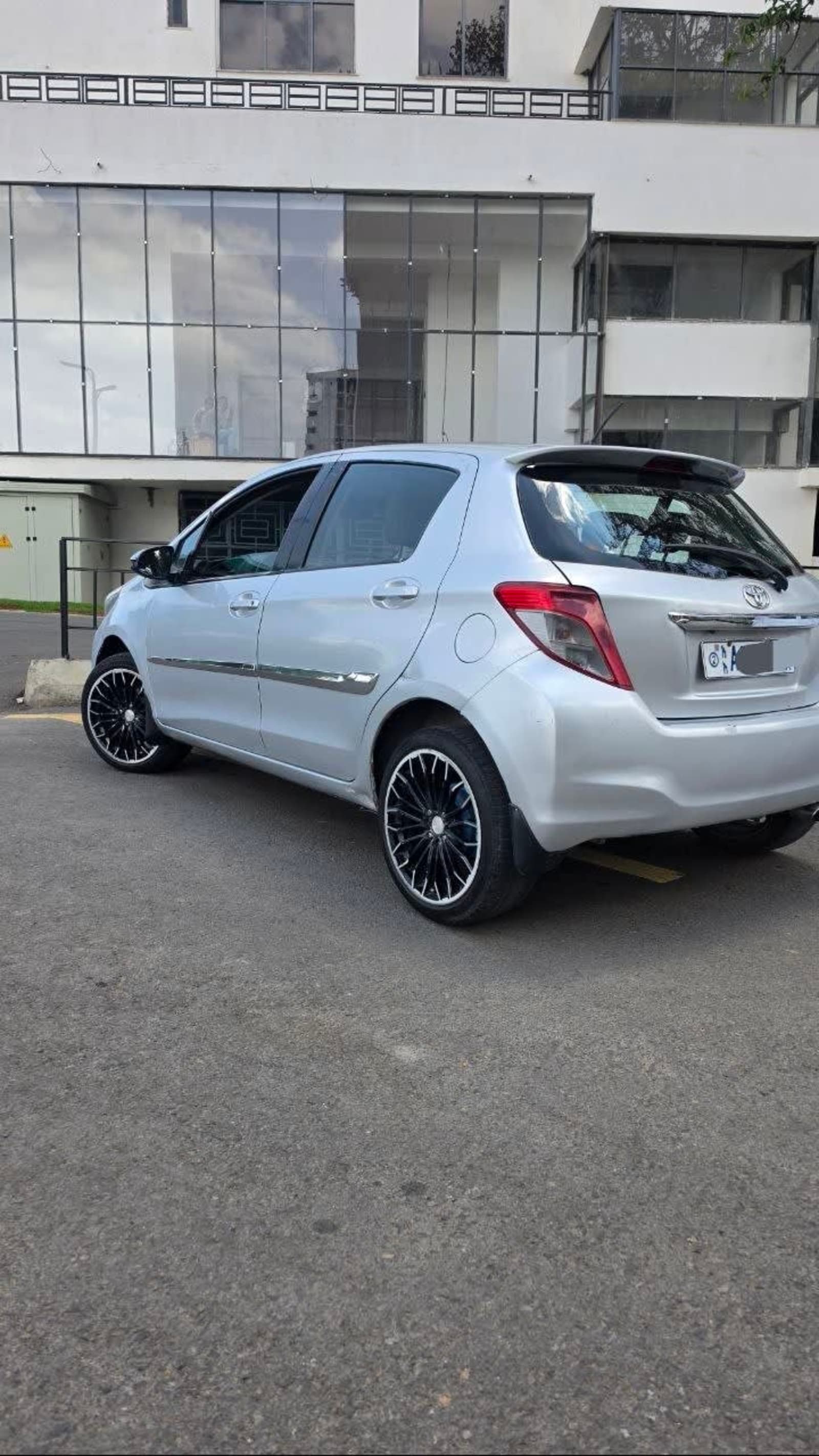 2012 Toyota Yaris Compact — photo 6