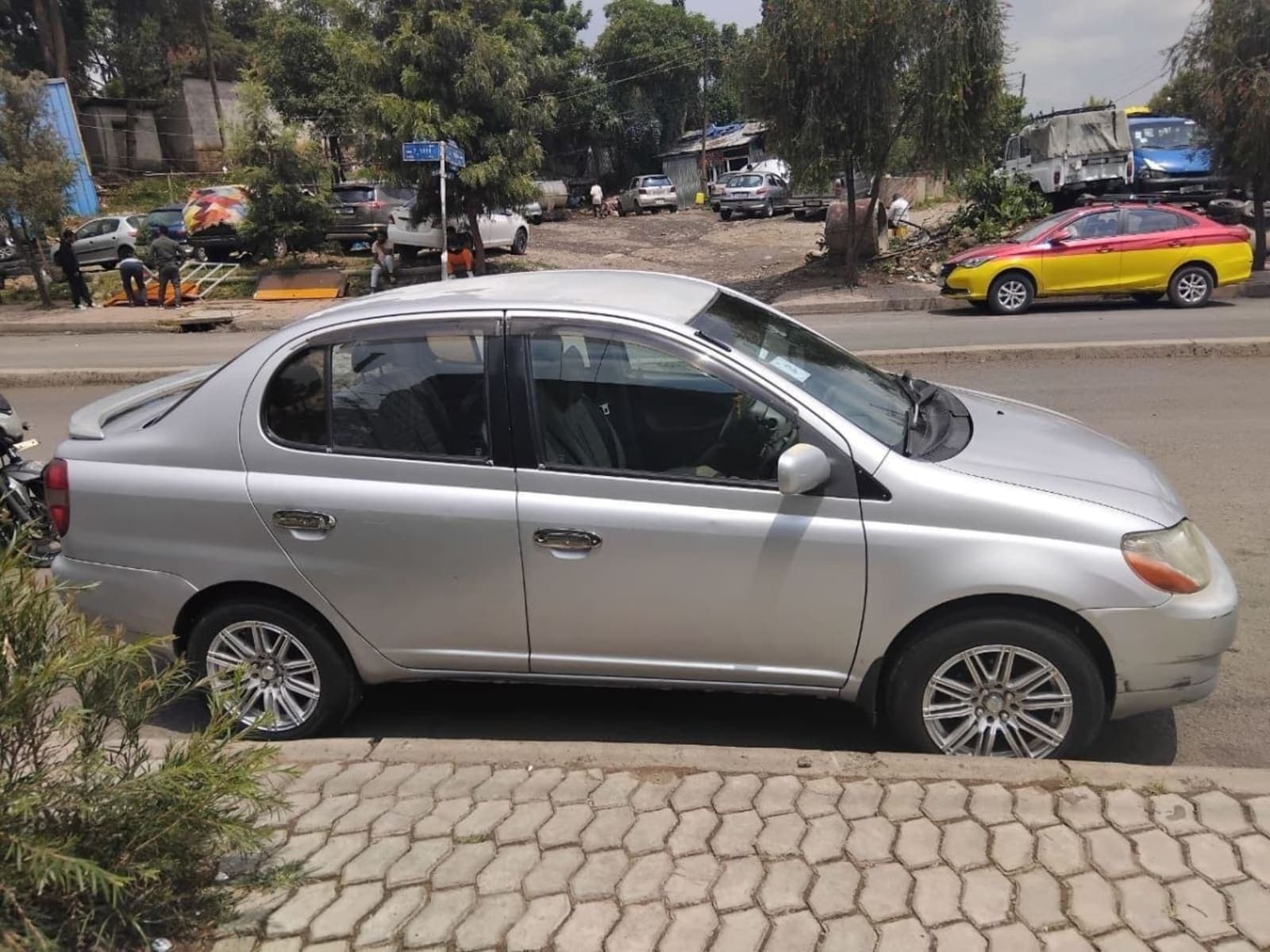 2001 Toyota Platz — photo 2
