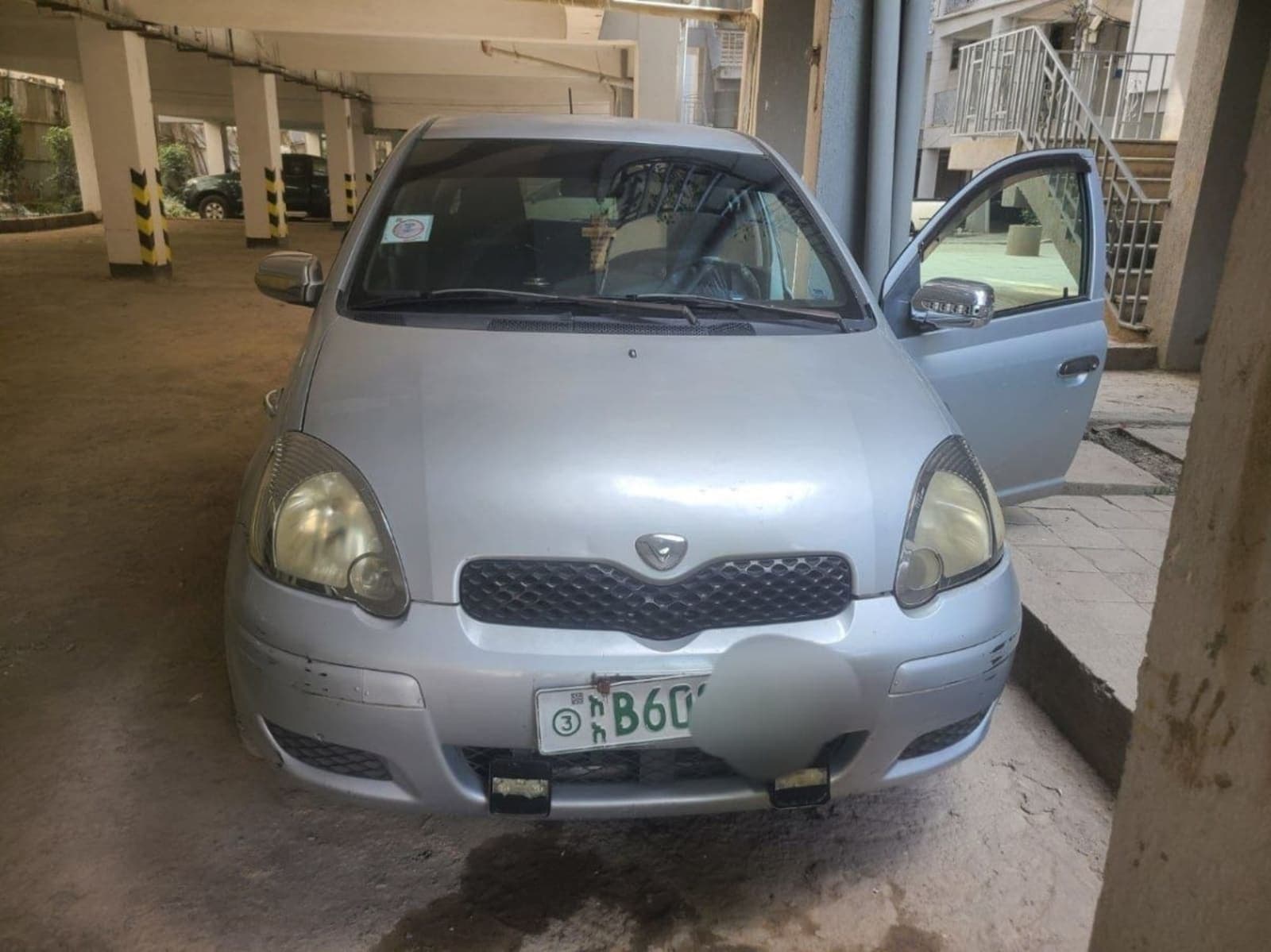 2004 Toyota Vitz — photo 1