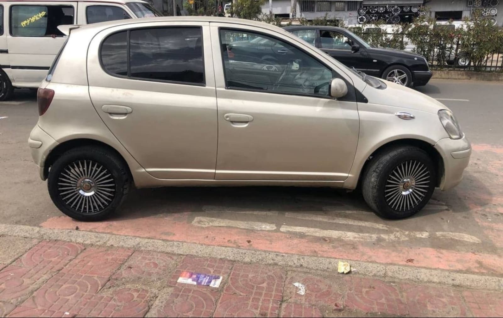 2004 Toyota Vitz — photo 1