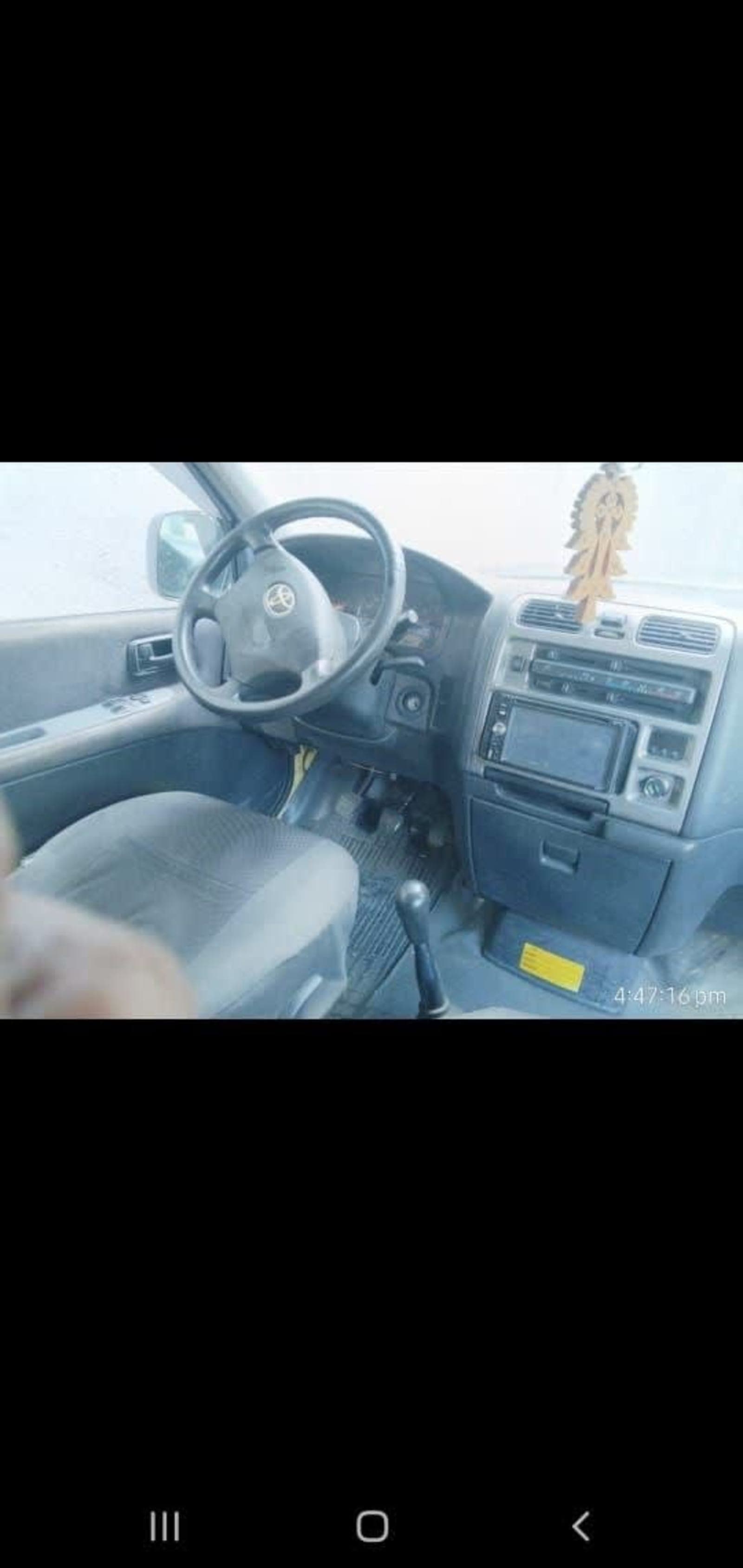 2011 Toyota HIACE — photo 2