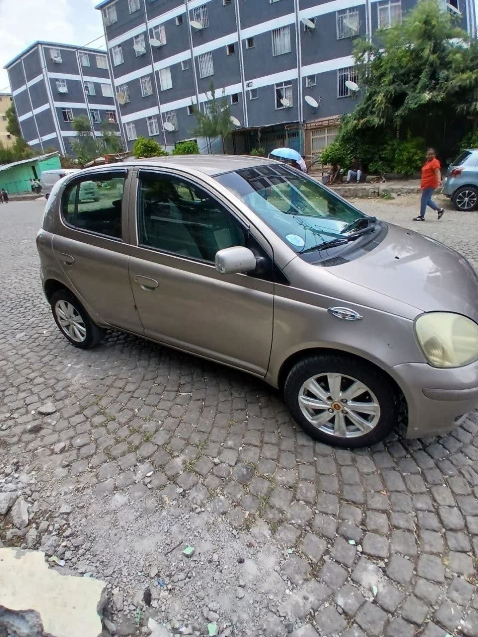 2002 Toyota Vitz — photo 2
