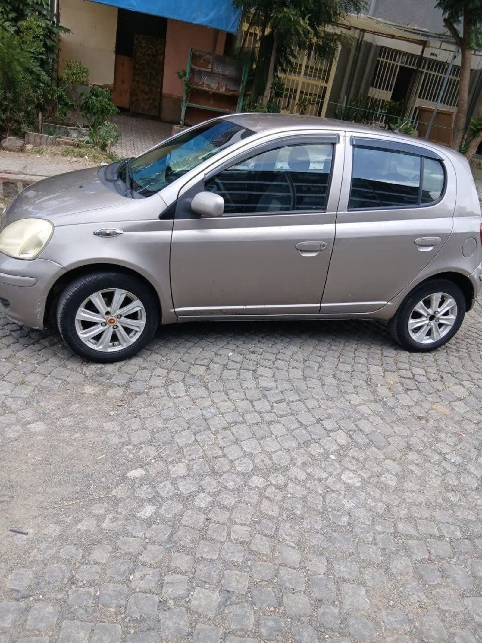2002 Toyota Vitz — photo 4