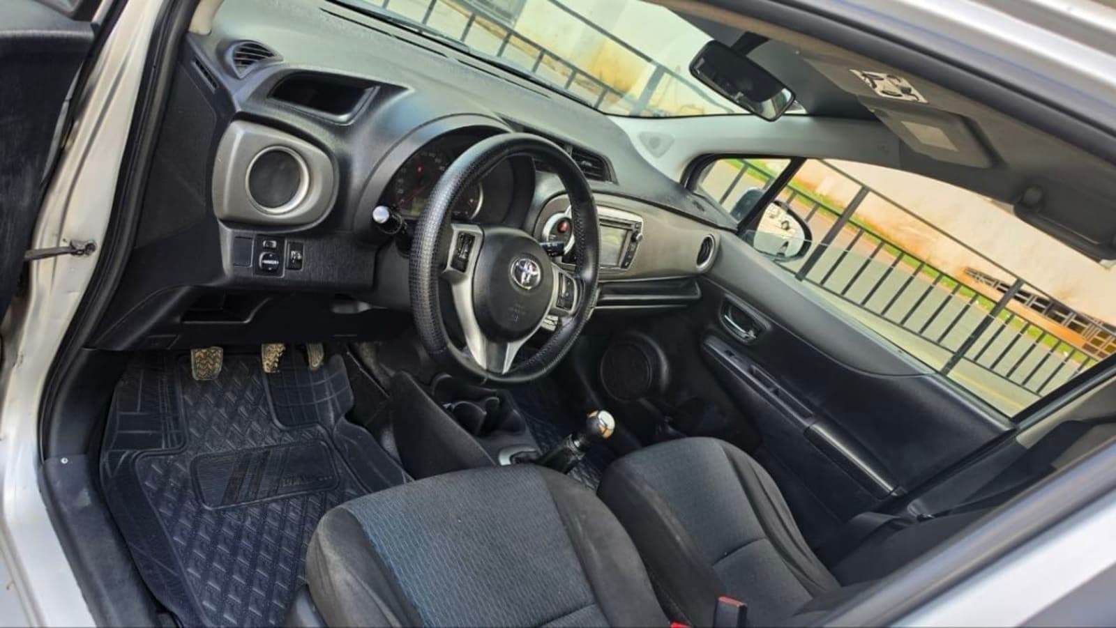 2012 Toyota Yaris Compact — photo 1