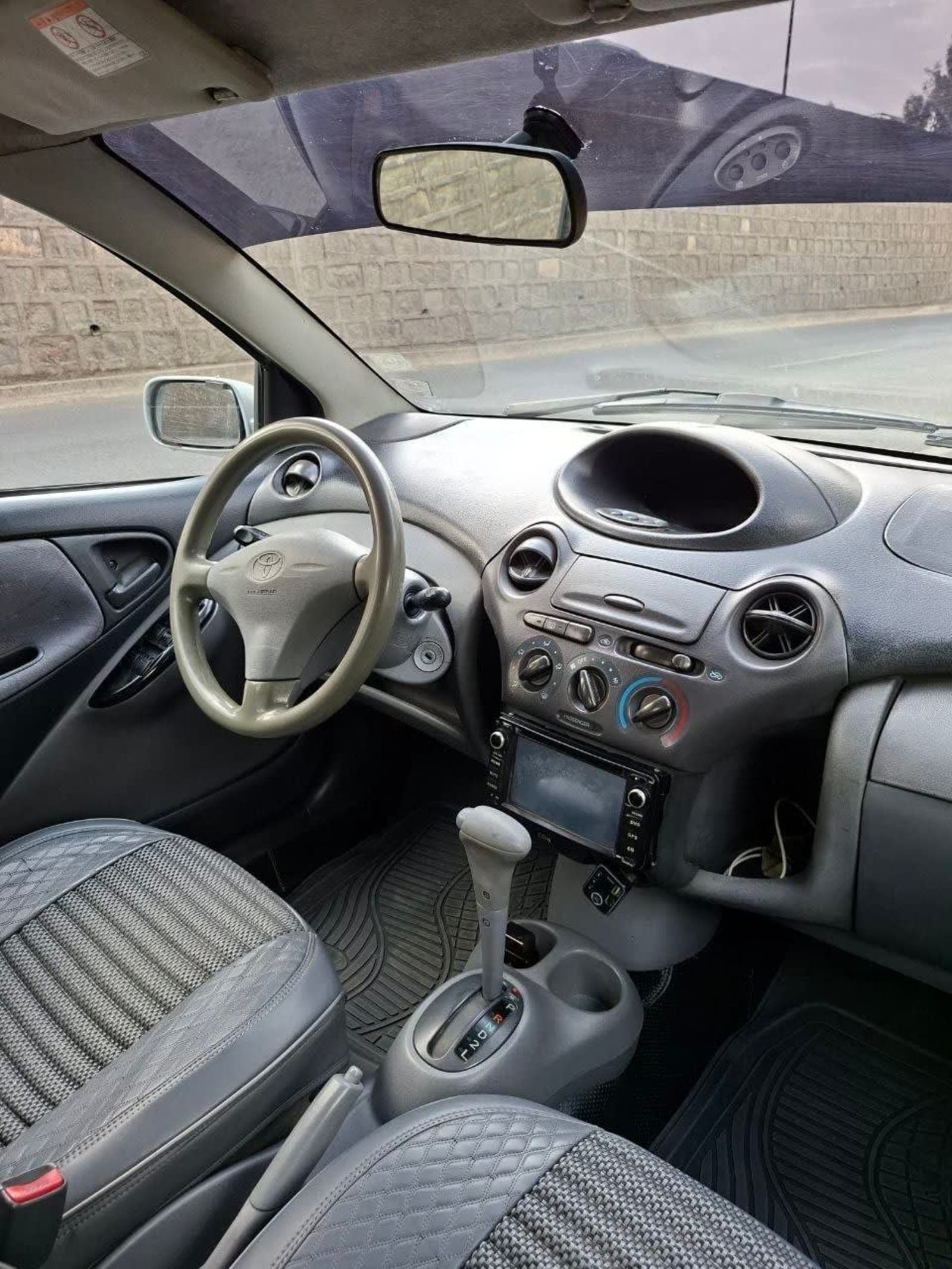 2001 TOYOTA VITZ — photo 3