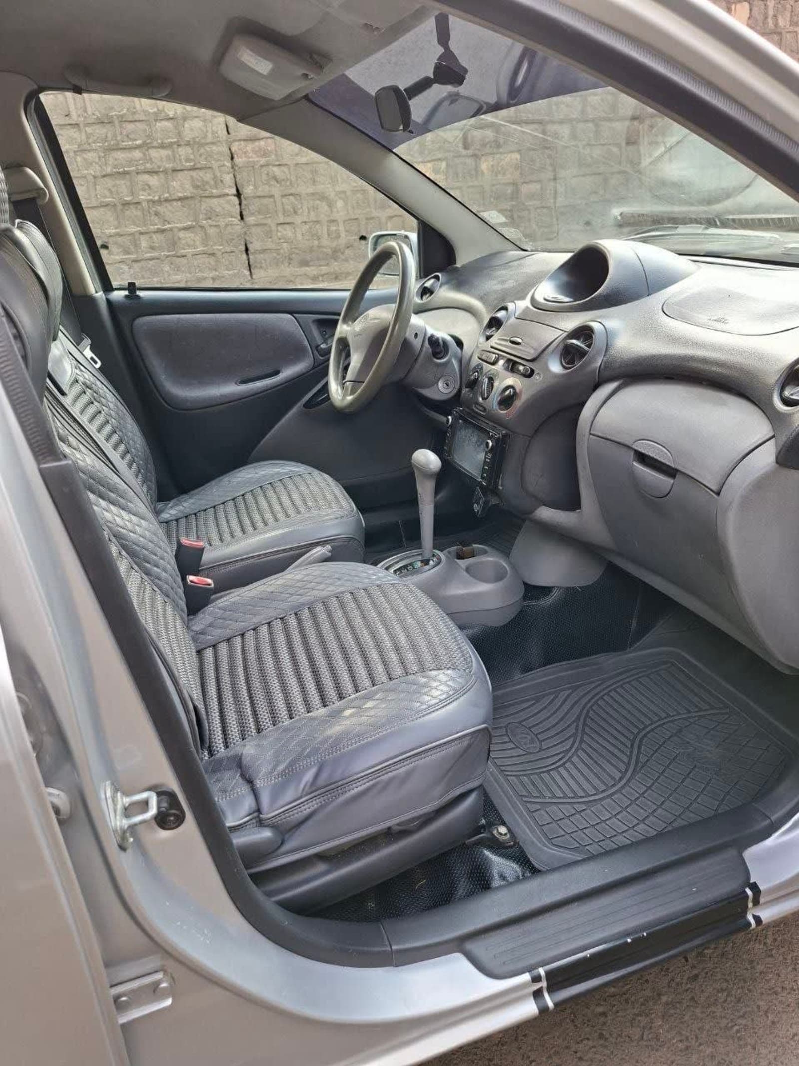 2001 TOYOTA VITZ — photo 4