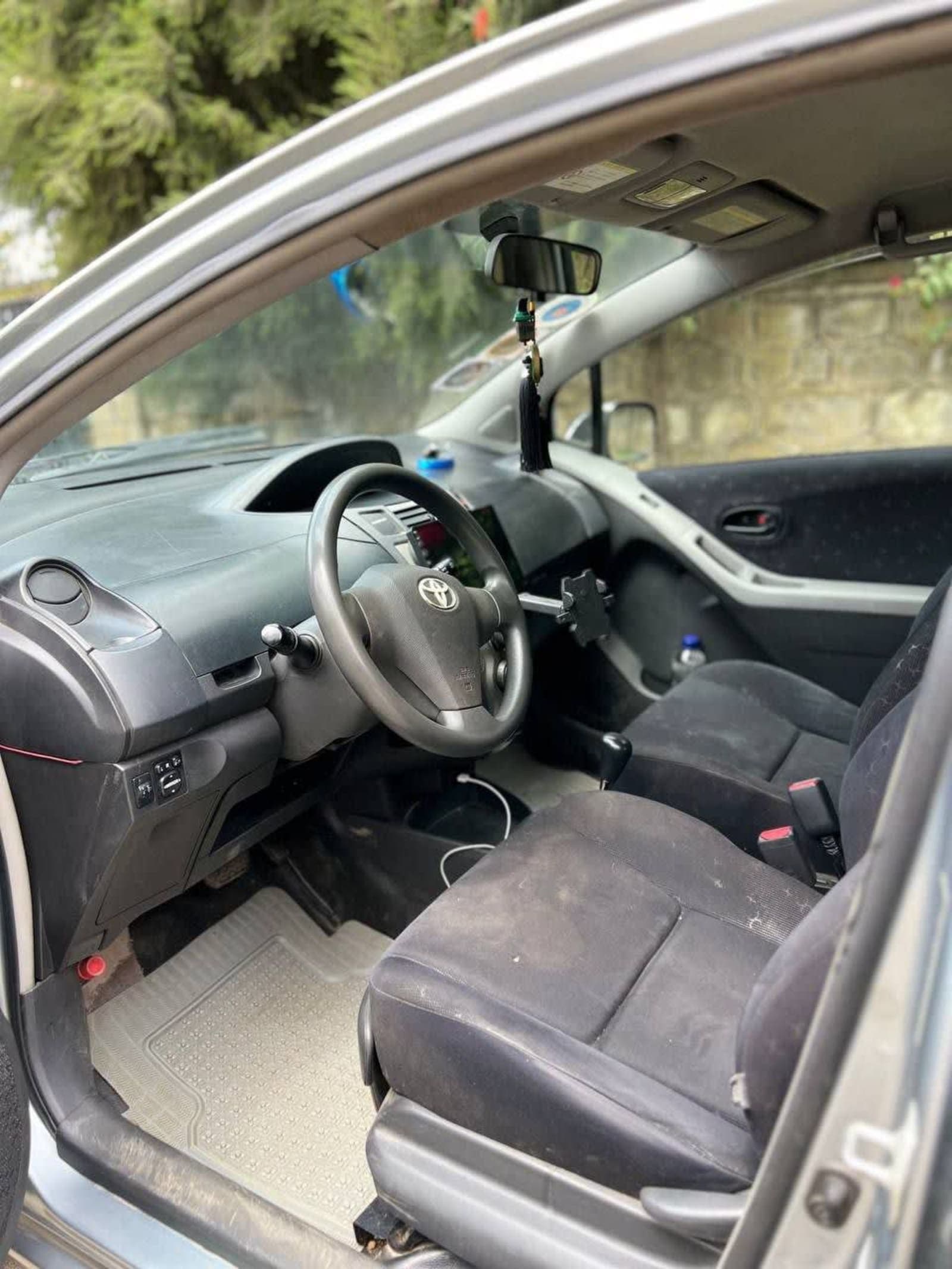 2010 Toyota Yaris Compact — photo 6