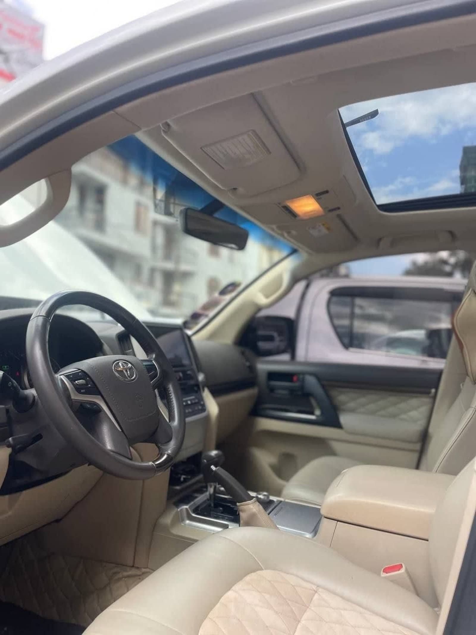 2010 Toyota Land Cruiser GXR — photo 2