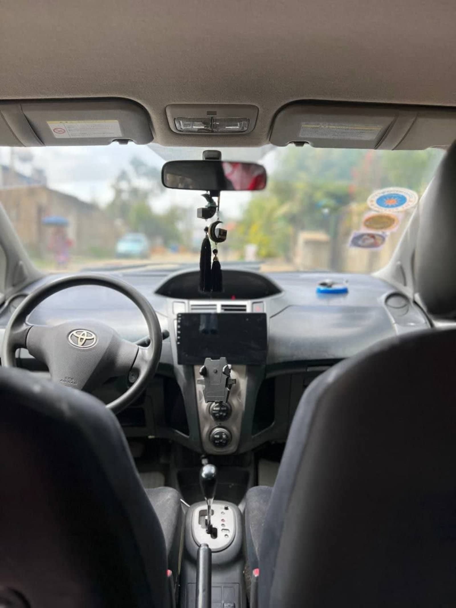 2010 Toyota Yaris Compact — photo 3