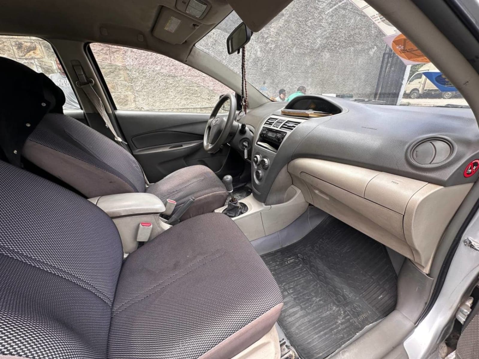 2011 Toyota Sedan — photo 2