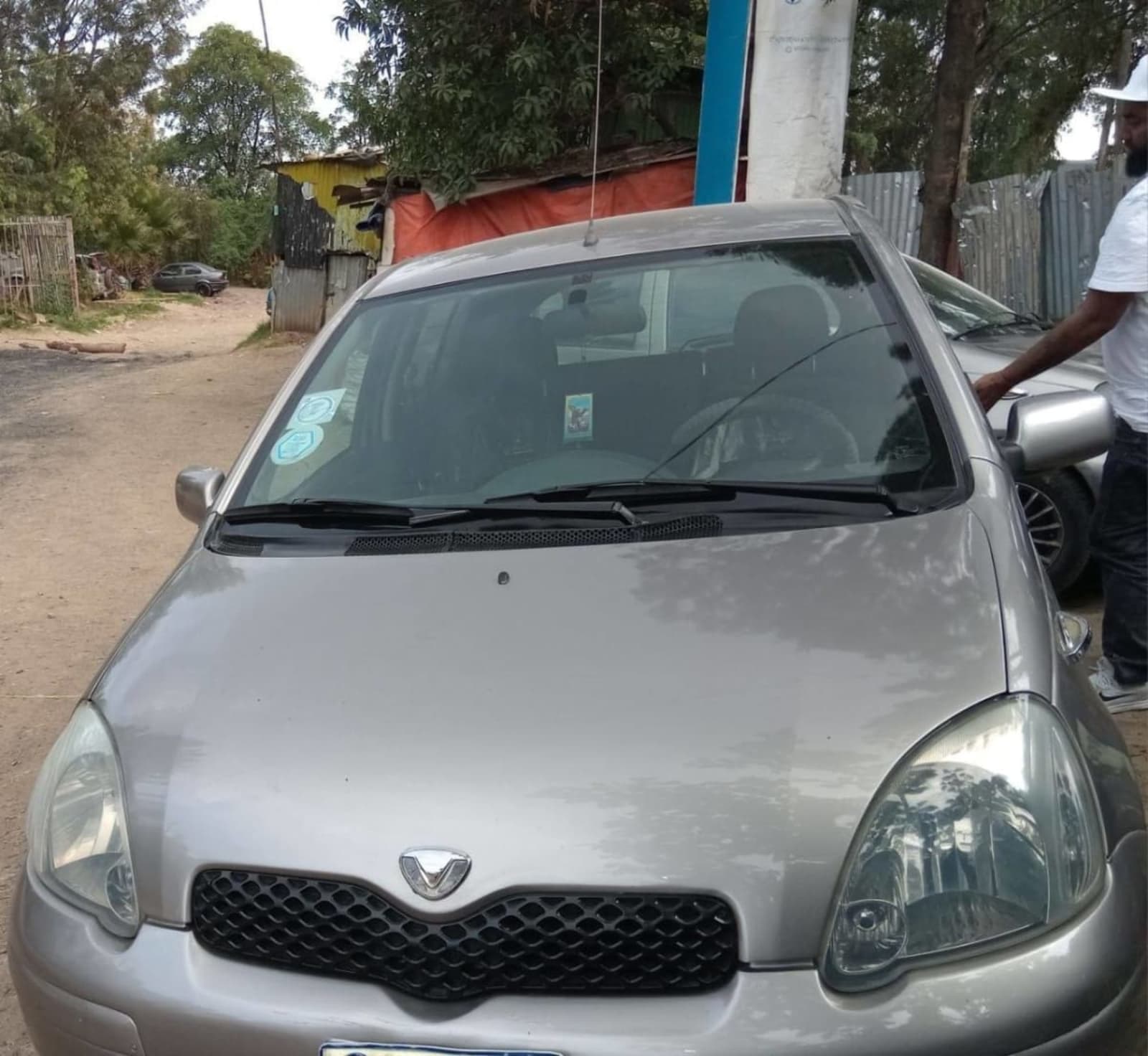 2002 Toyota Vitz — photo 1