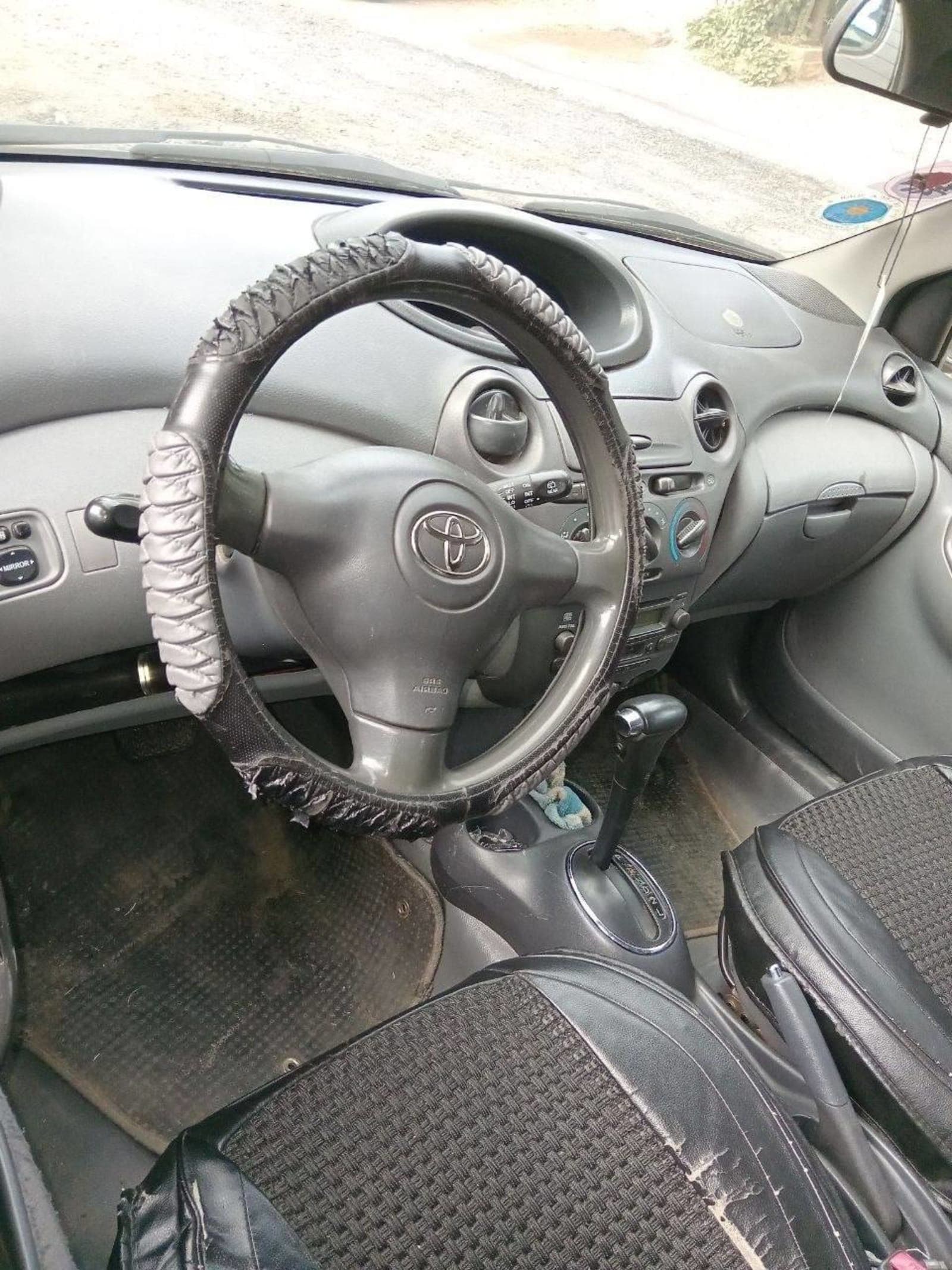 2002 Toyota Vitz — photo 2