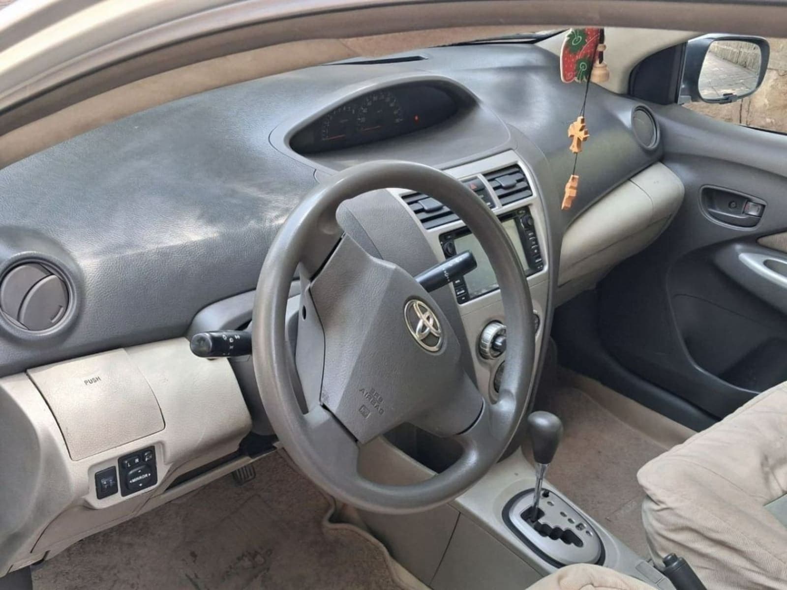 2010 Toyota Yaris Belta — photo 3