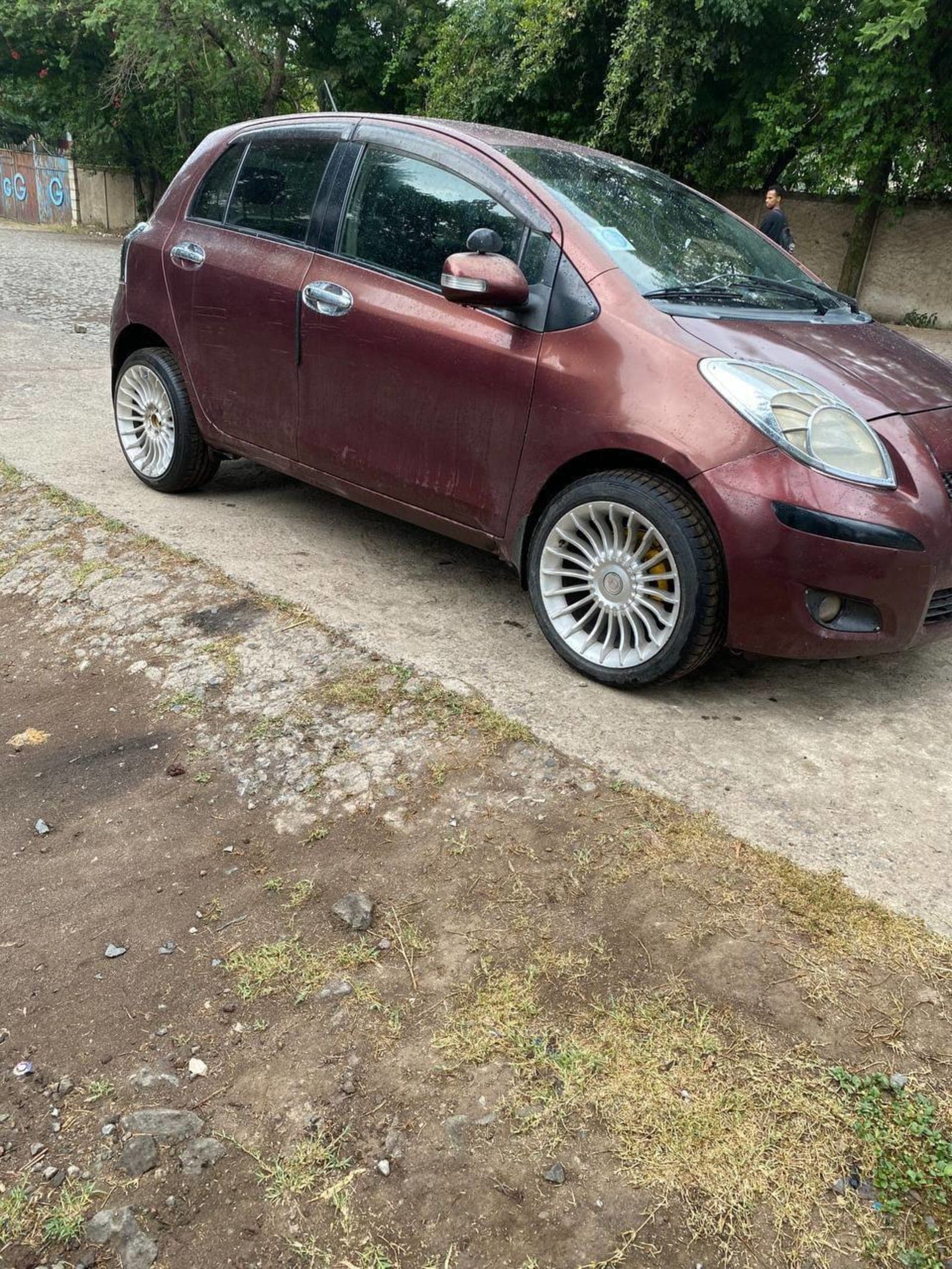 2010 Toyota Yaris Compact — photo 2