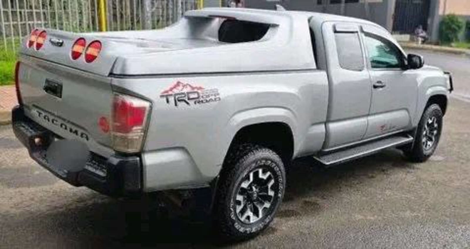 2020 Toyota Tacoma — photo 2