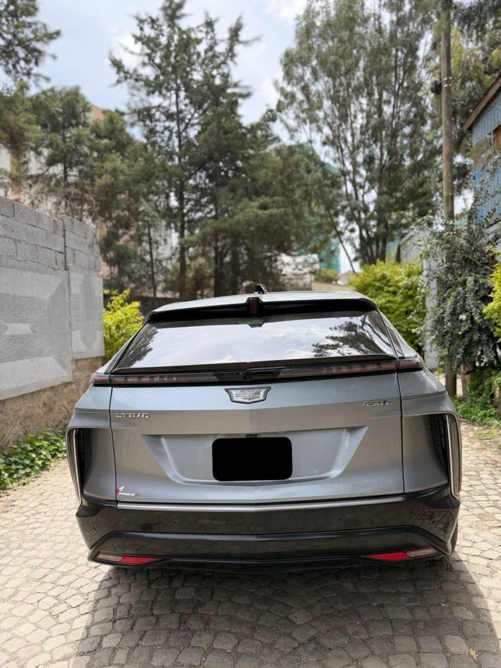 2023 Cadillac Lyriq — photo 2