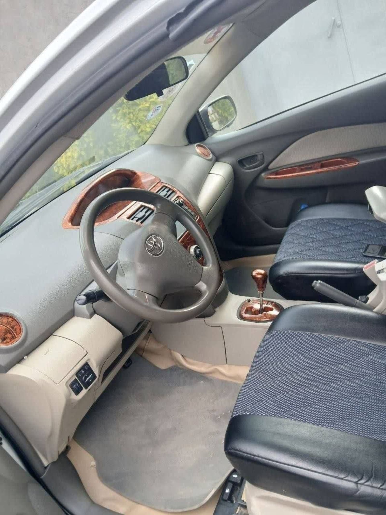 2010 Toyota Yaris Belta — photo 1