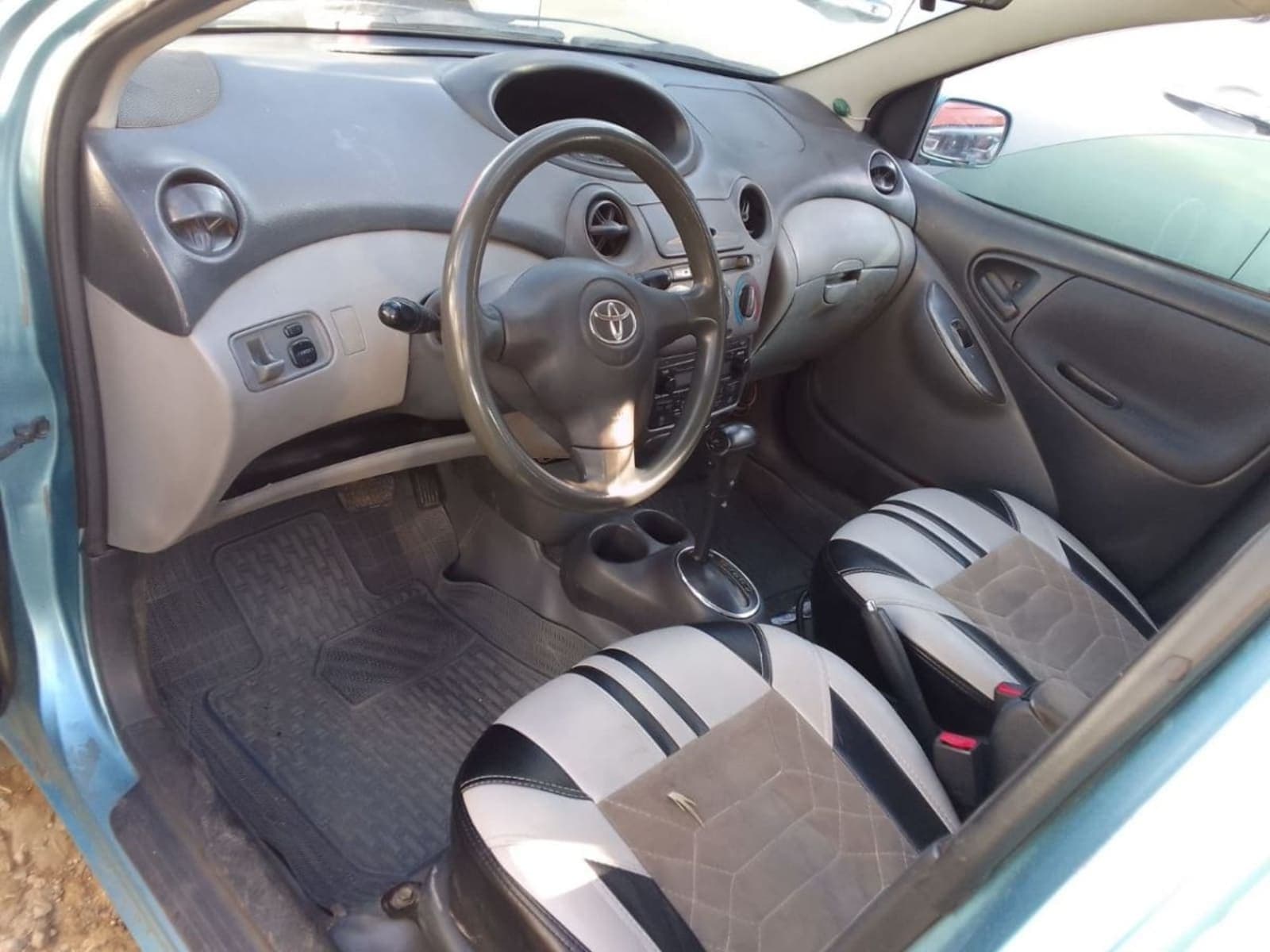 2002 Toyota Vitz — photo 4