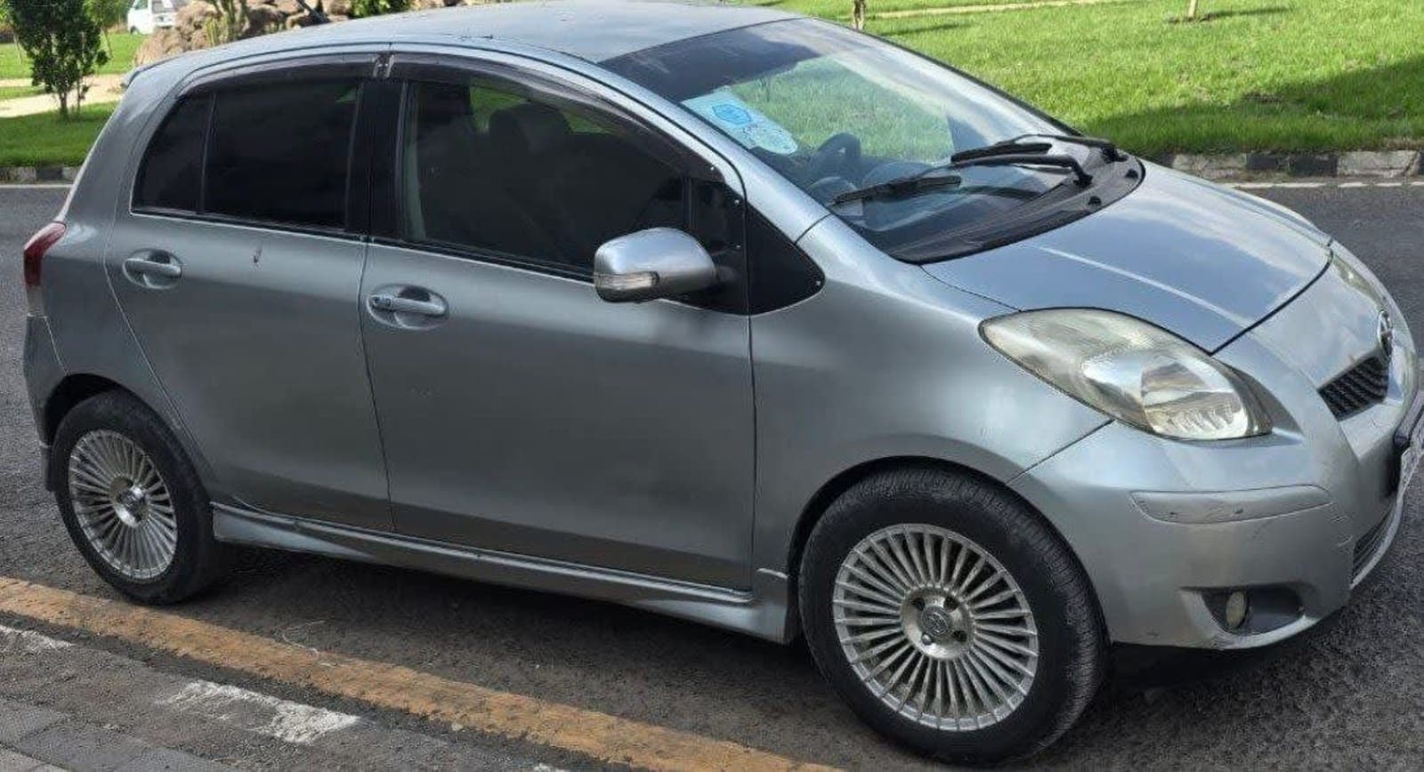 2010 Toyota Yaris Compact — photo 3