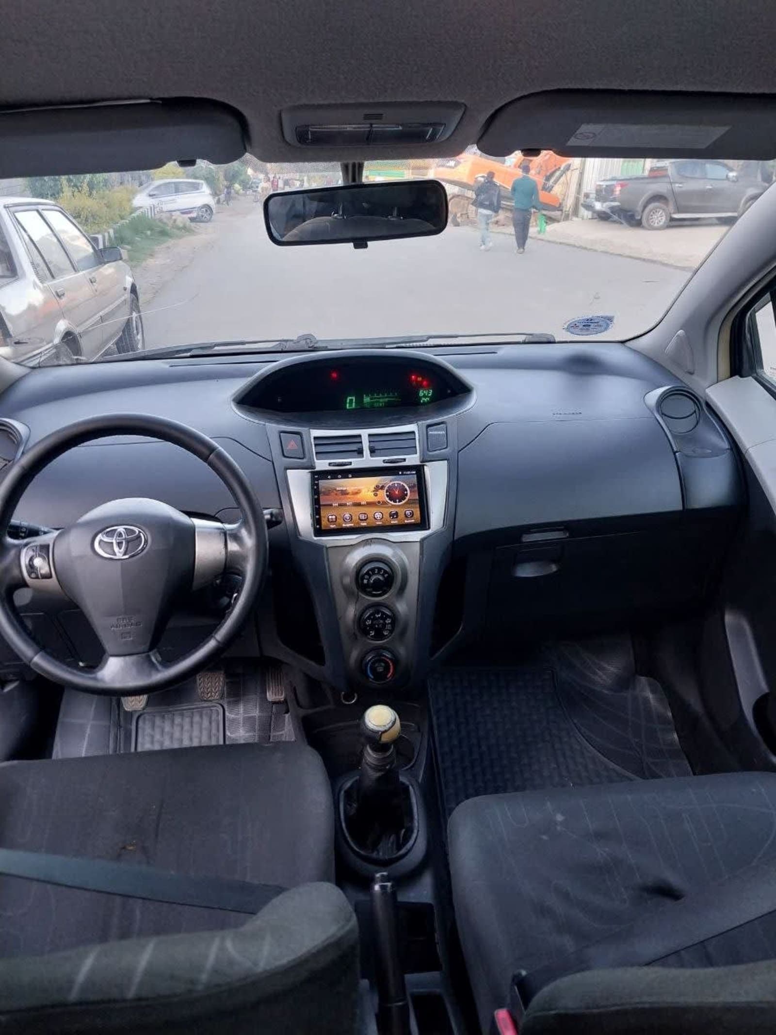 2010 TOYOTA YARIS COMPACT — photo 1