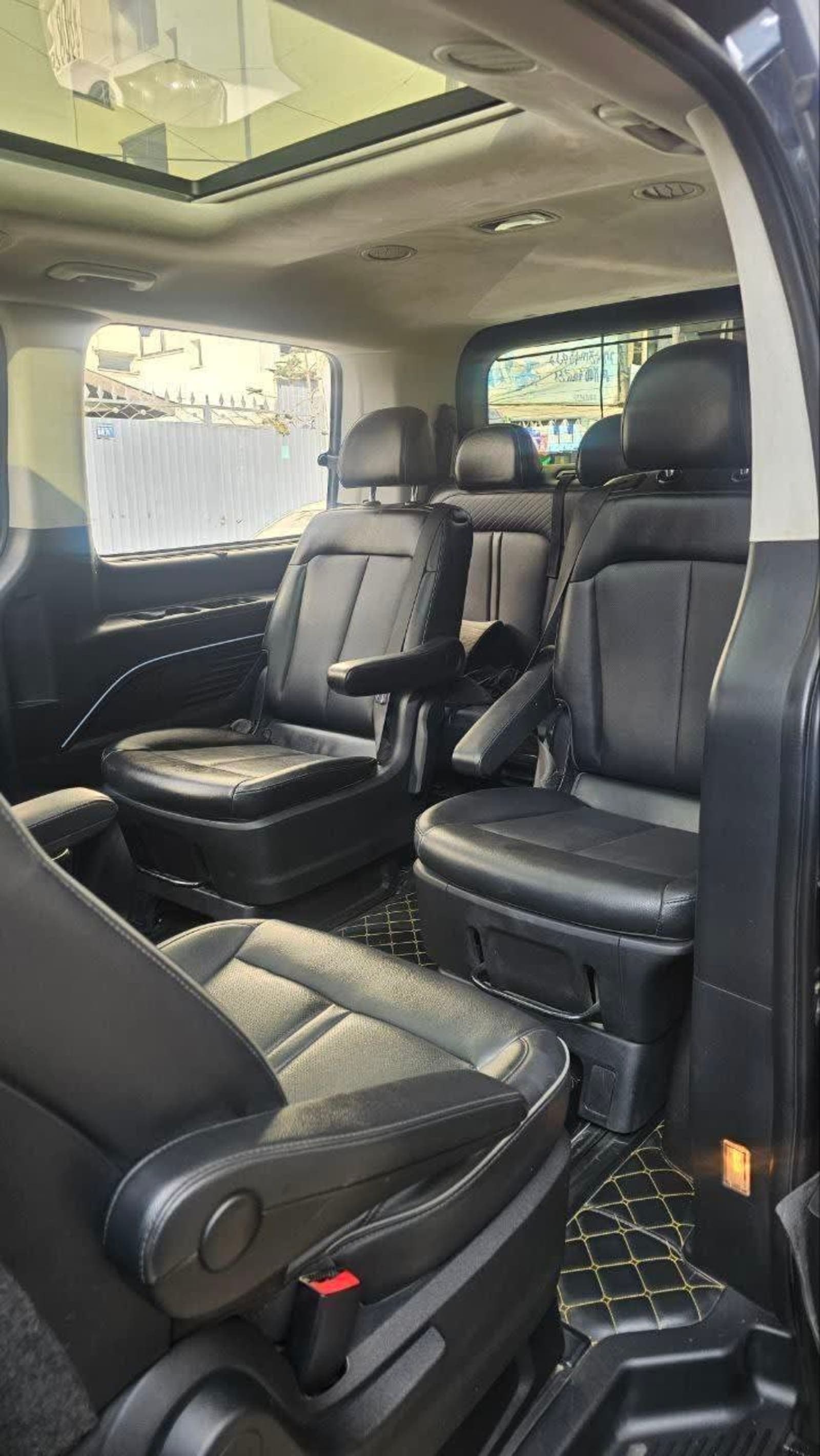 2022 Hyundai Staria — photo 2