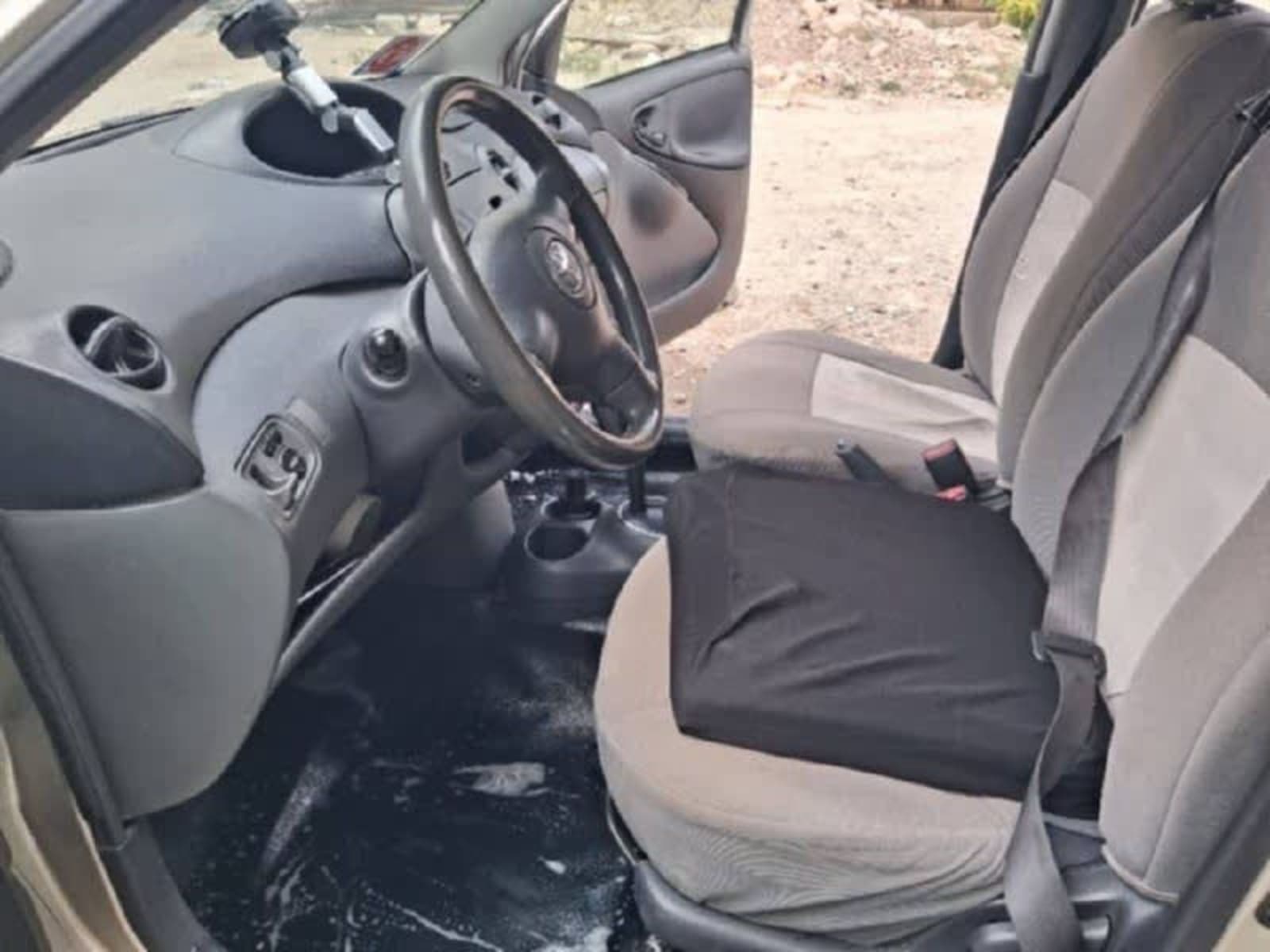 2002 Toyota Vitz — photo 1