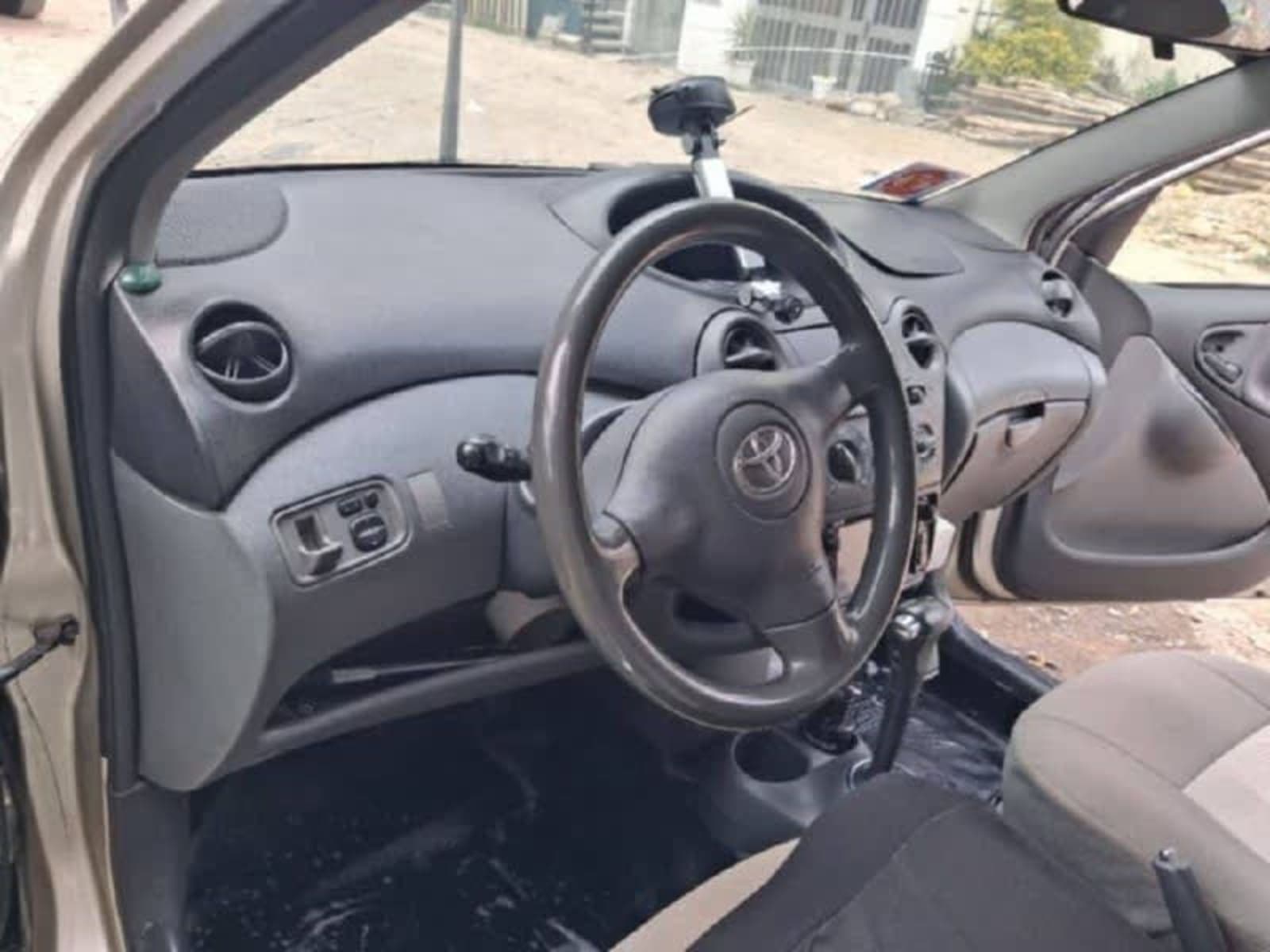 2002 Toyota Vitz — photo 2