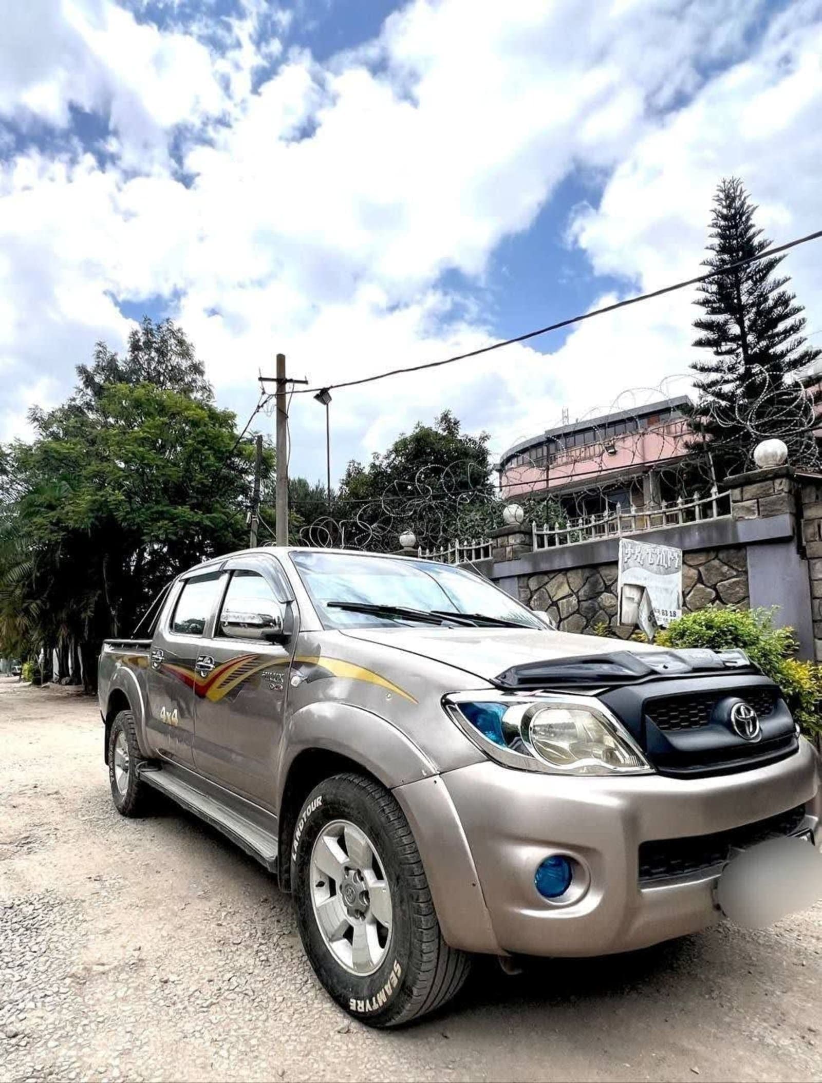 2011 Toyota Hilux double — photo 1