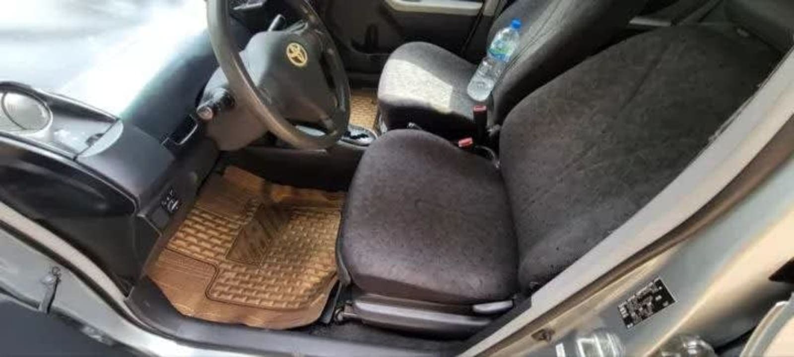 2010 Toyota Yaris Compact — photo 2