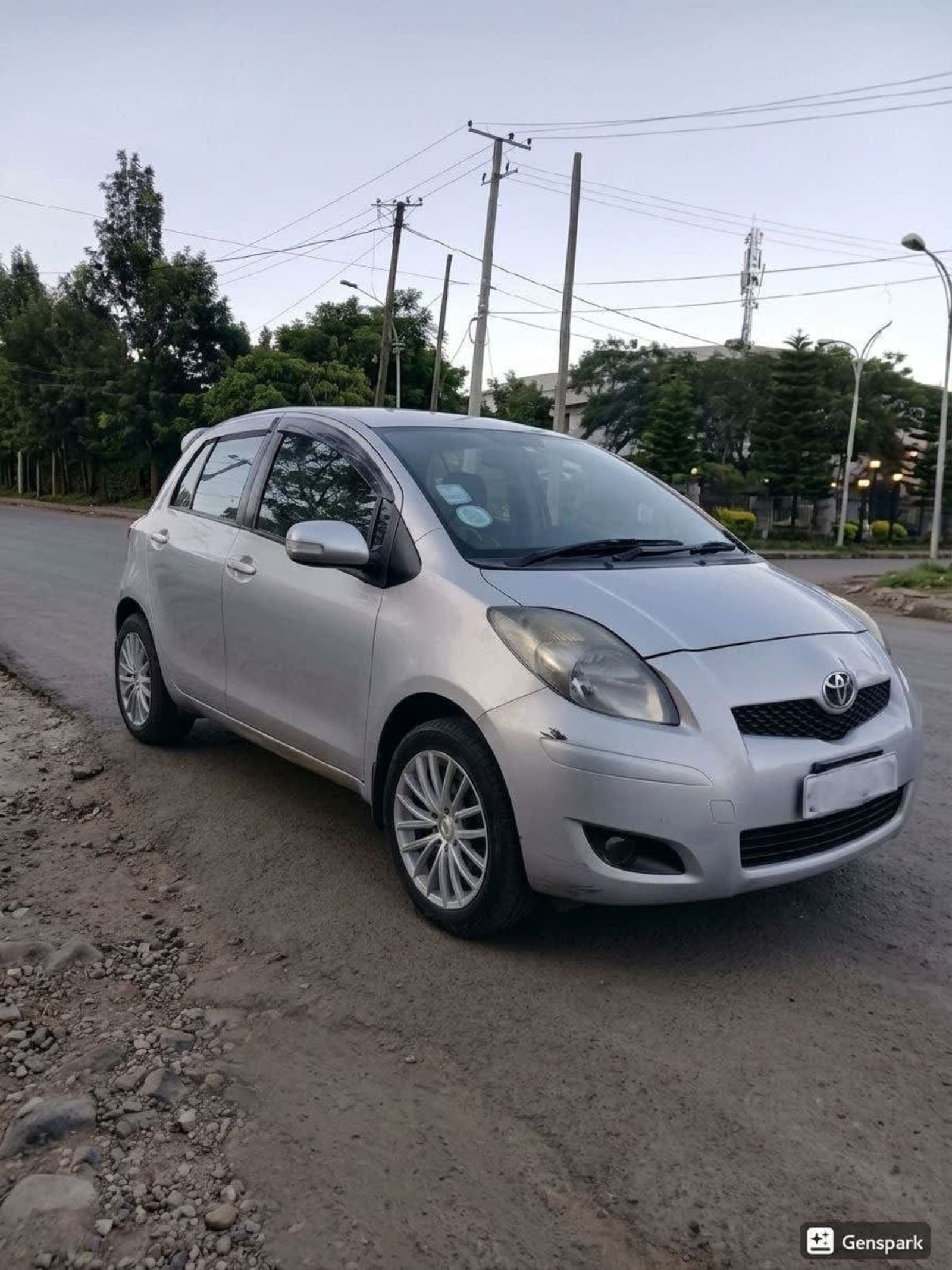 2010 Toyota Yaris Compact — photo 4