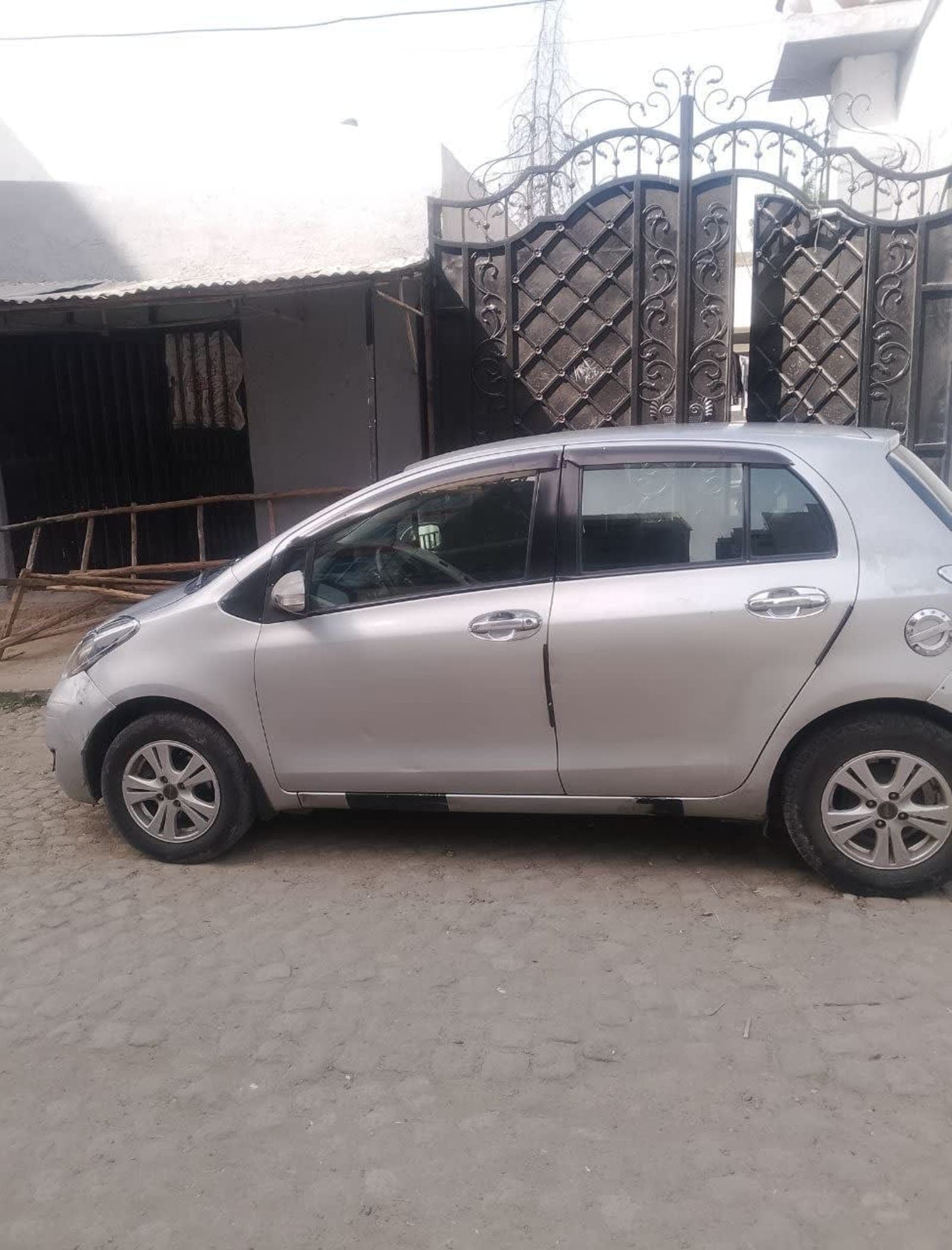 2005 Toyota Compact Yaris — photo 1