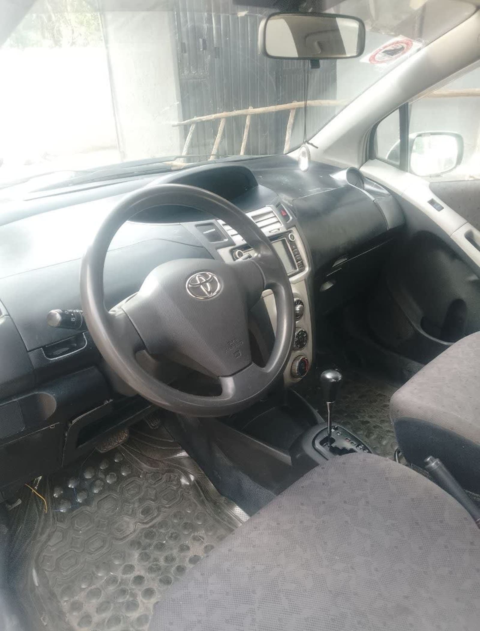 2005 Toyota Compact Yaris — photo 2