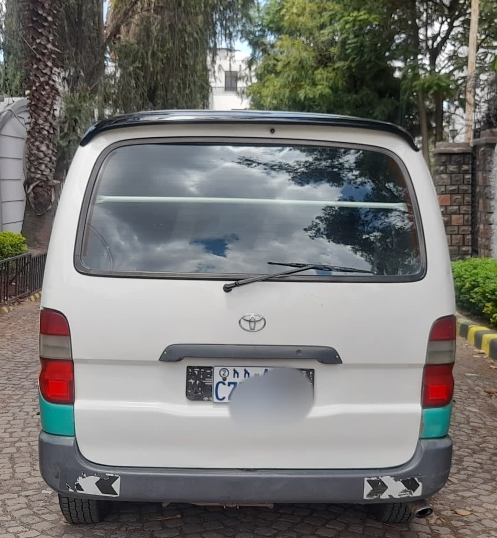 Toyota Hiace half van — photo 2