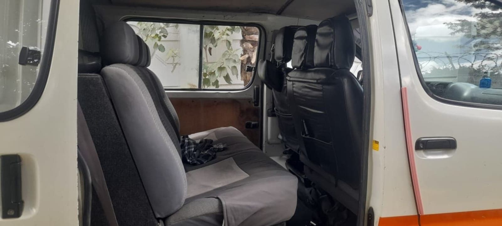 Toyota Hiace half van — photo 3