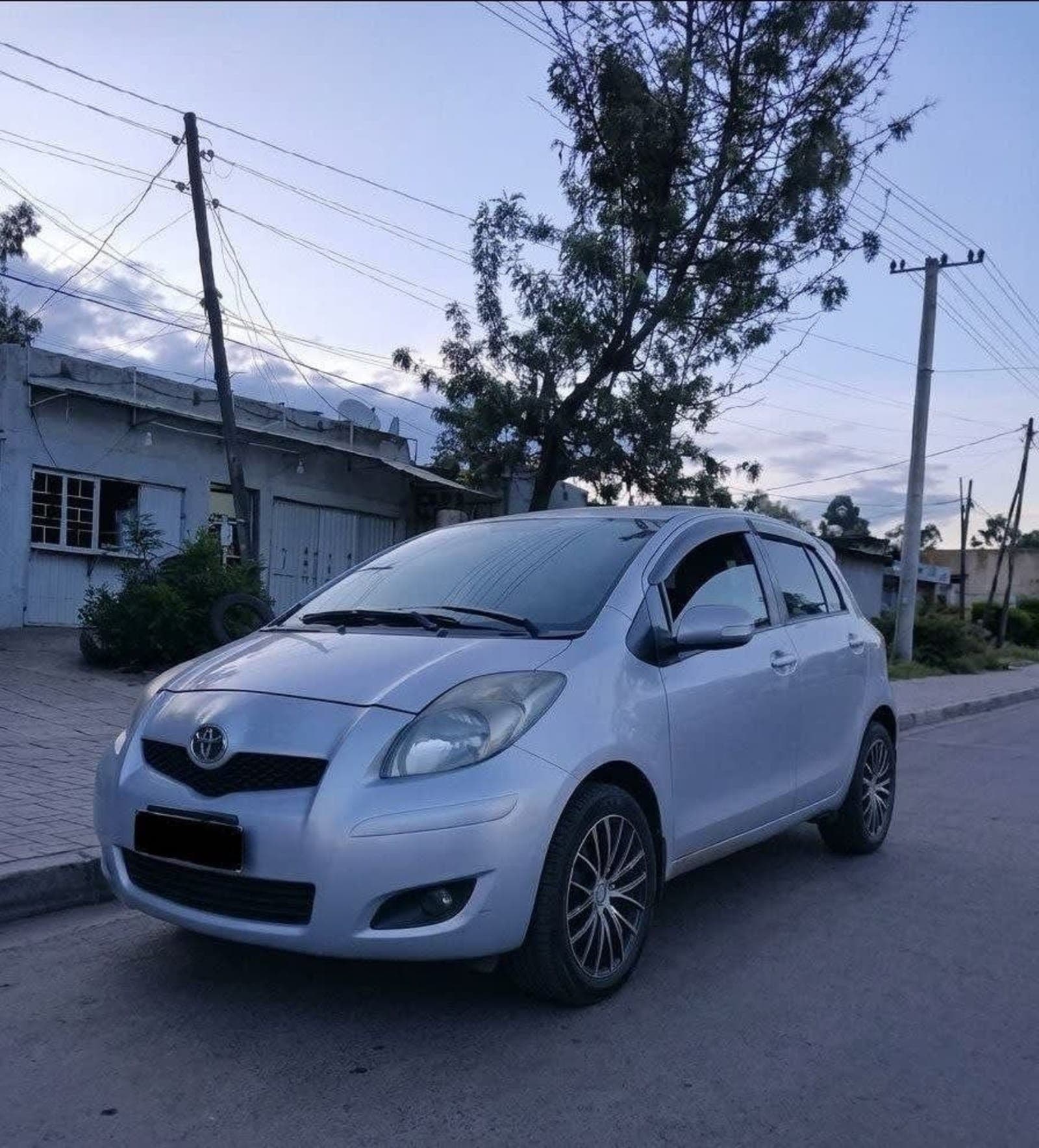 2010 Toyota Yaris Compact — photo 1
