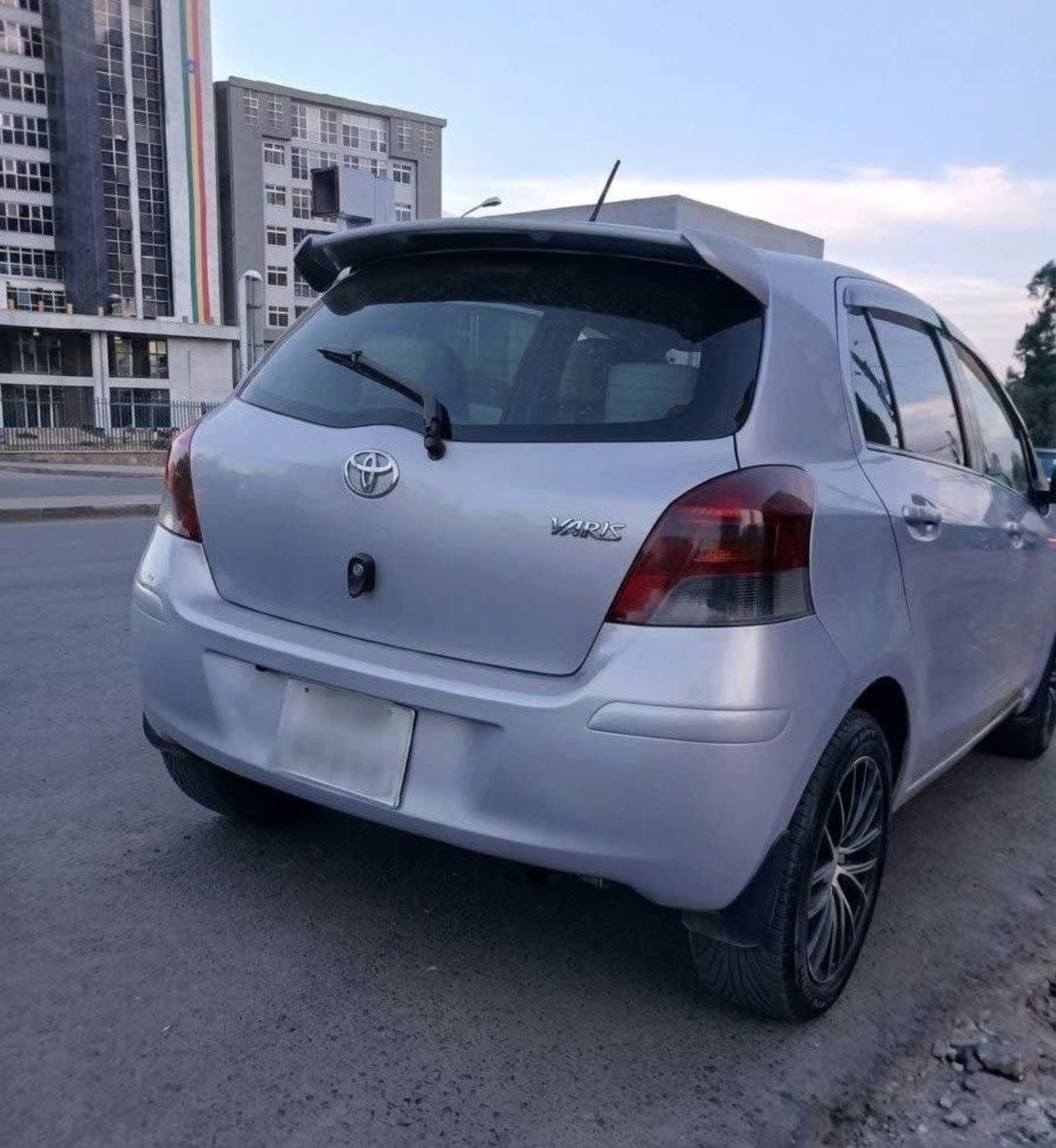 2010 Toyota Yaris Compact — photo 2
