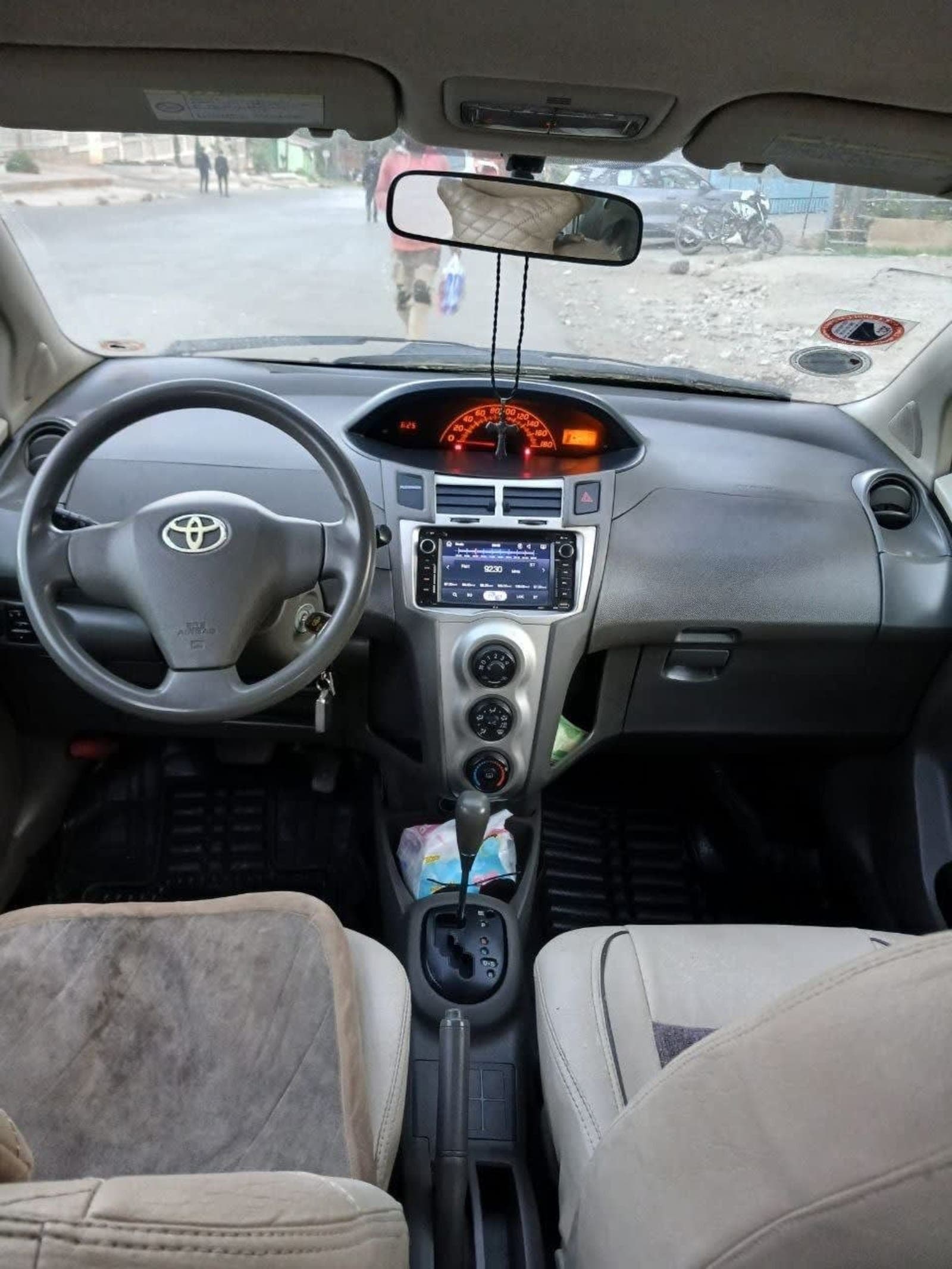 2010 Toyota Yaris Compact — photo 5