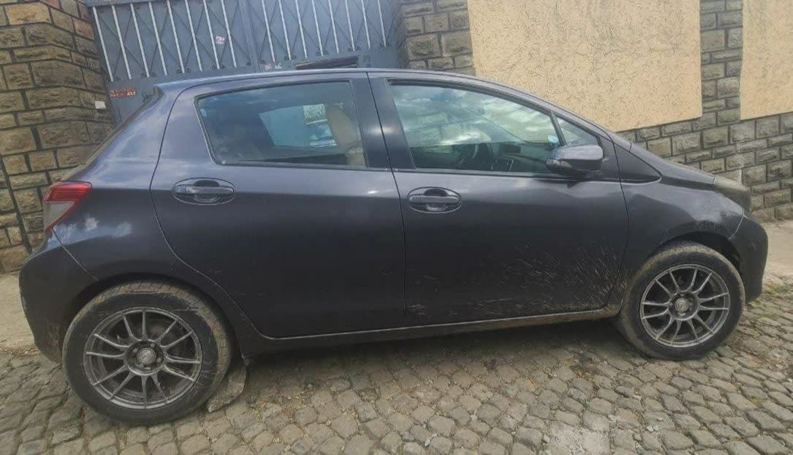 2012 Toyota Yaris Compact โ photo 2