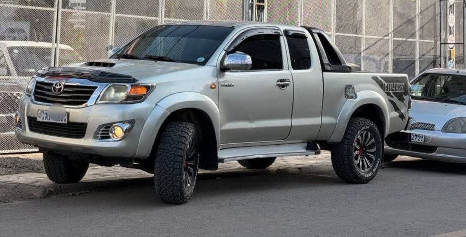 2012 Toyota Hilux kin Cab — photo 2