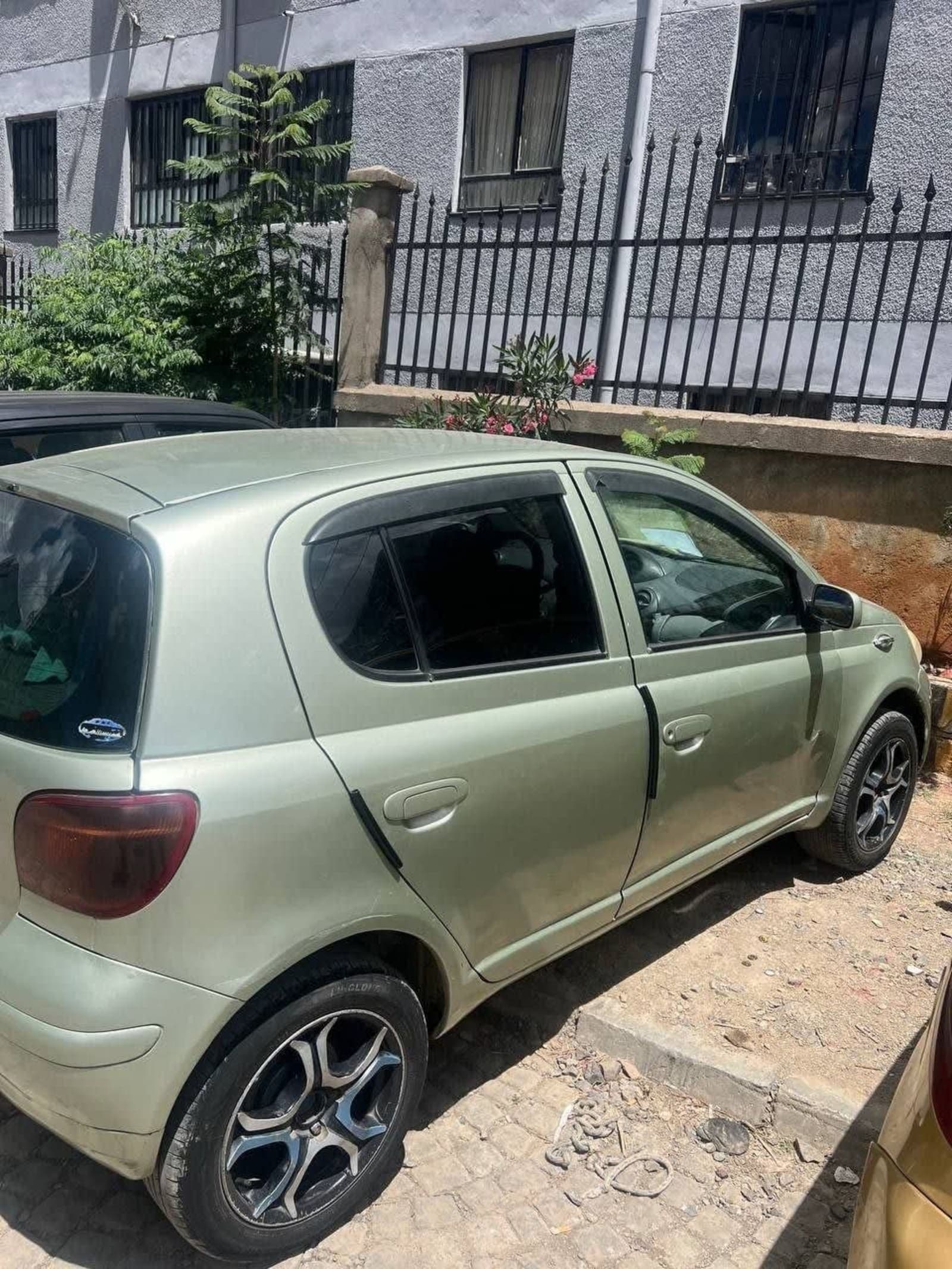 2002 Toyota Vitz — photo 2