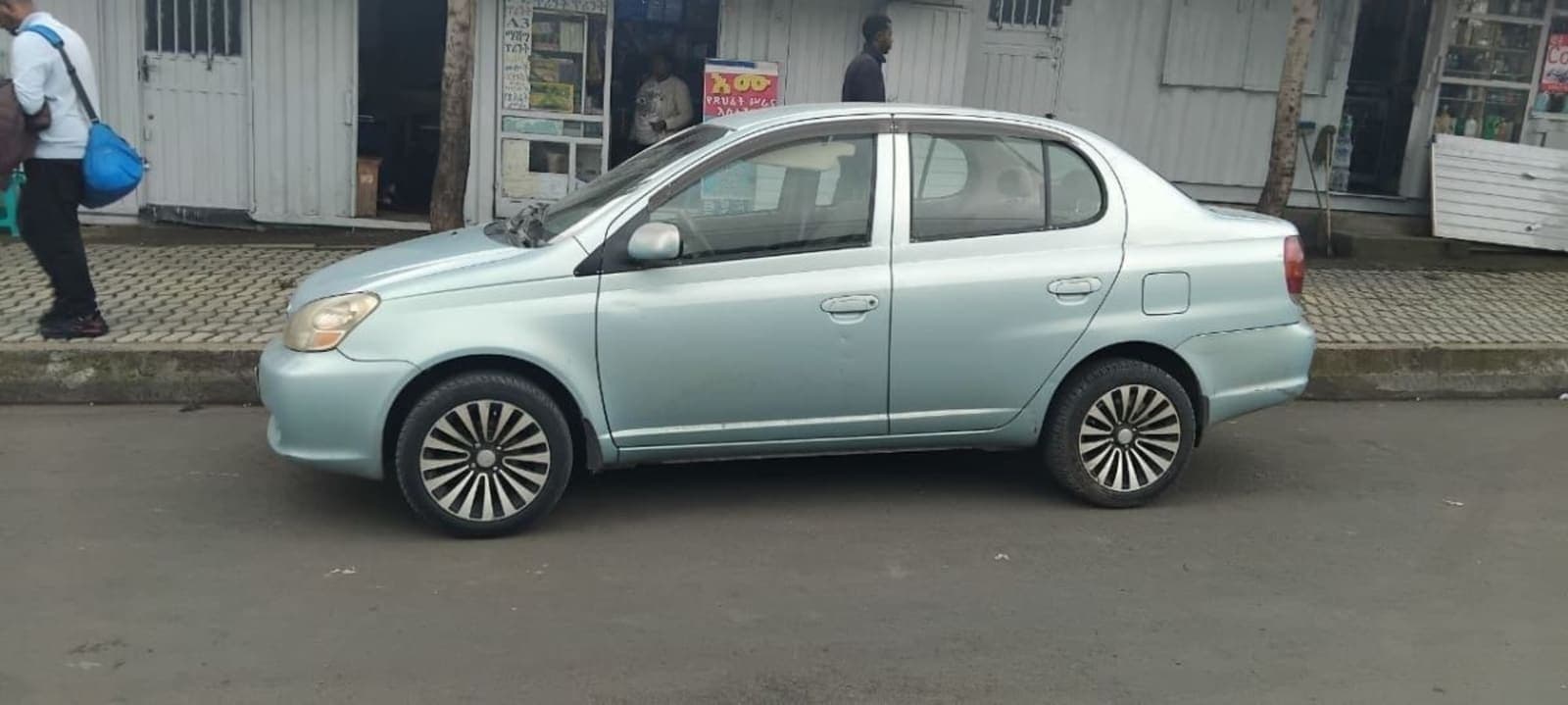 2005 Toyota Platz — photo 1