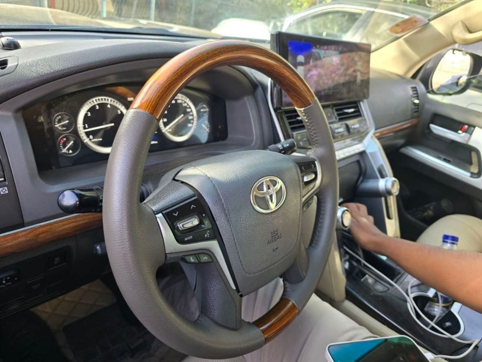 2020 Toyota Land Cruiser V8 VX — photo 2