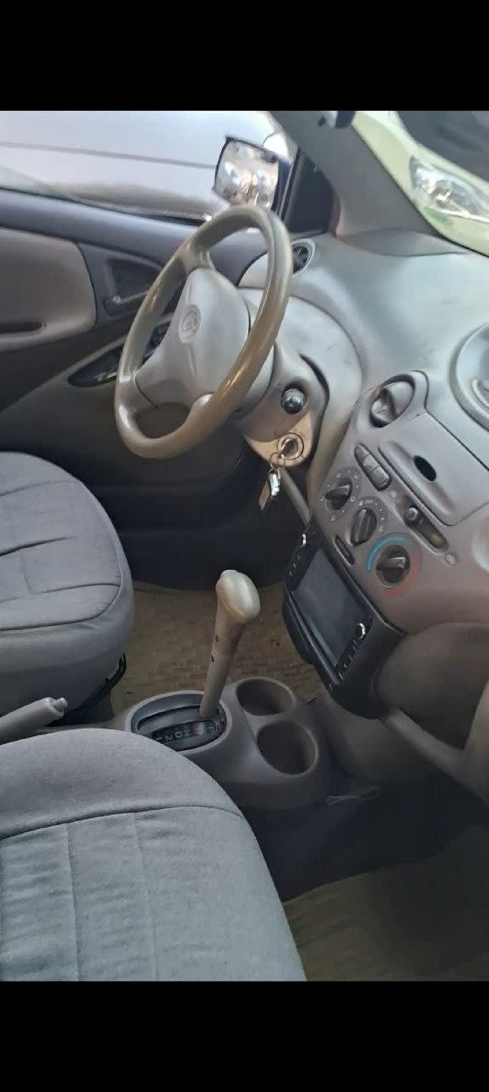 2001 Toyota Platz — photo 2