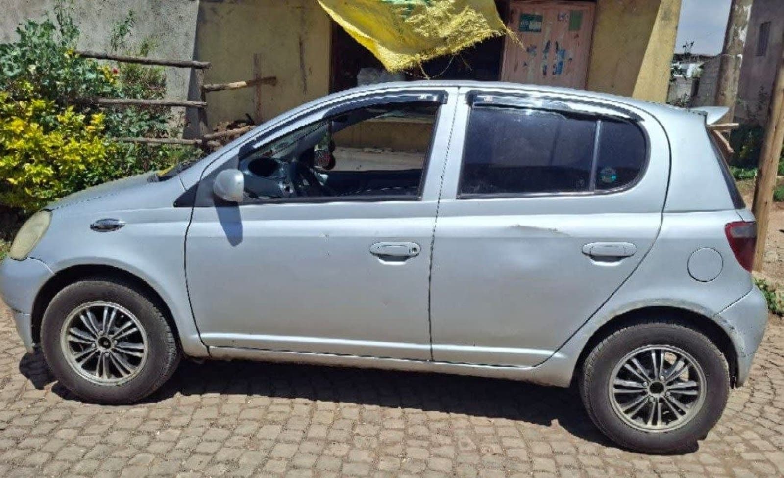 2001 Toyota Vitz — photo 4