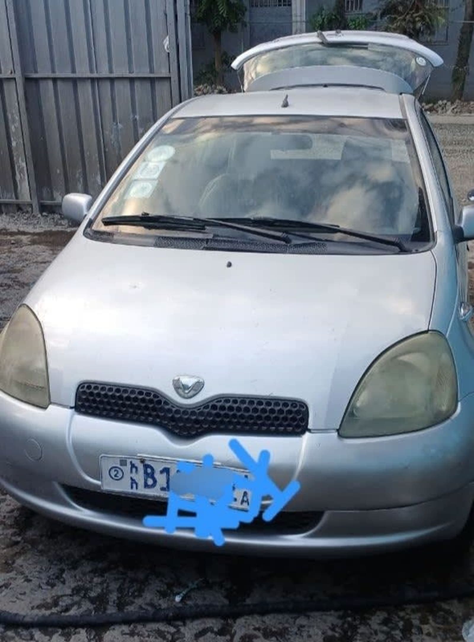 2001 Toyota Vitz — photo 1