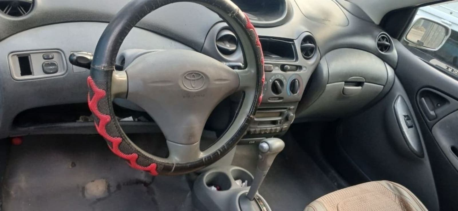 2001 Toyota Vitz — photo 4