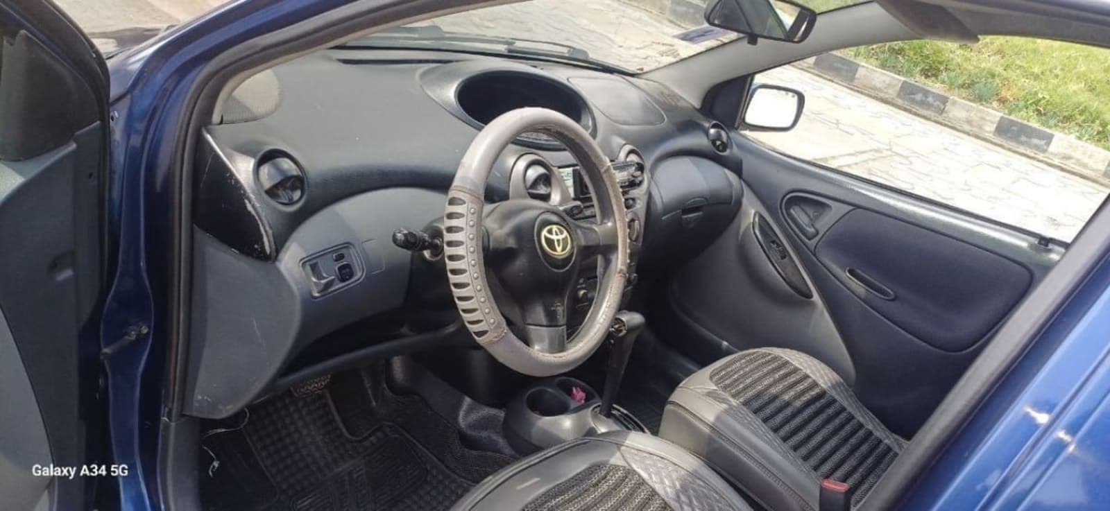 2010 Toyota Yaris Compact — photo 1