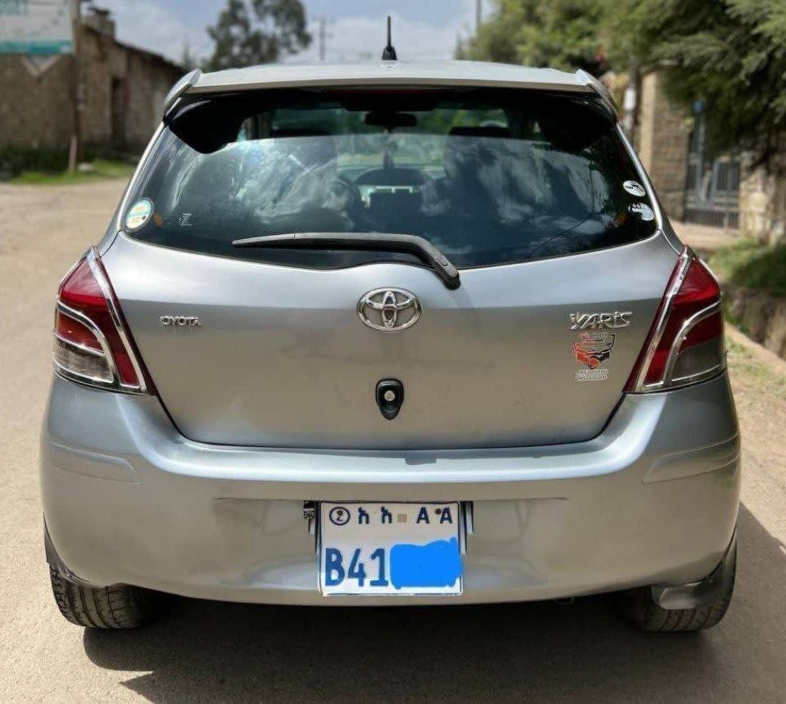 2010 Toyota Yaris Compact — photo 2